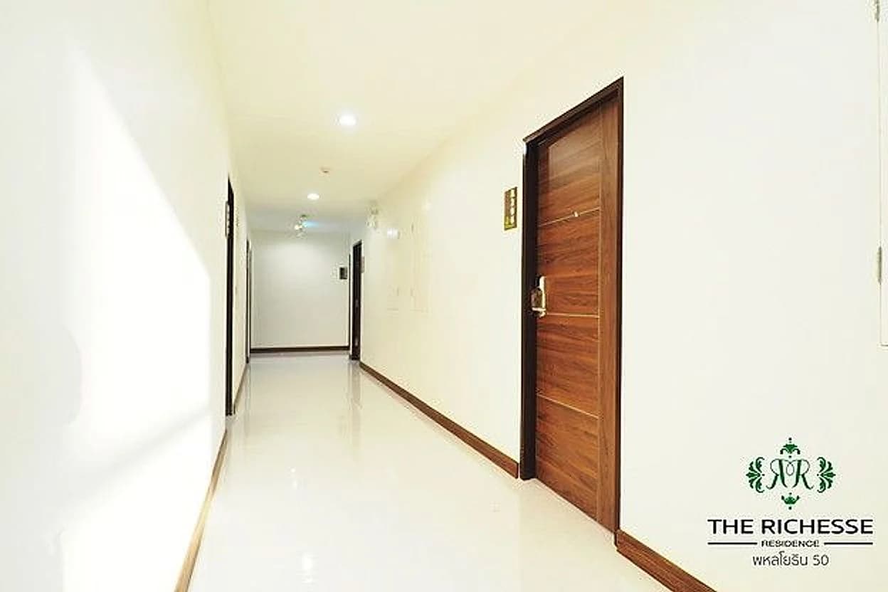 غرف مفروشة مع Wi-Fi مجاني للإيجار الشهري في The Richesse Residence، Soi Phahon Yothin 50، على بعد 700 م من محطة BTS Sai Yut صورة 8