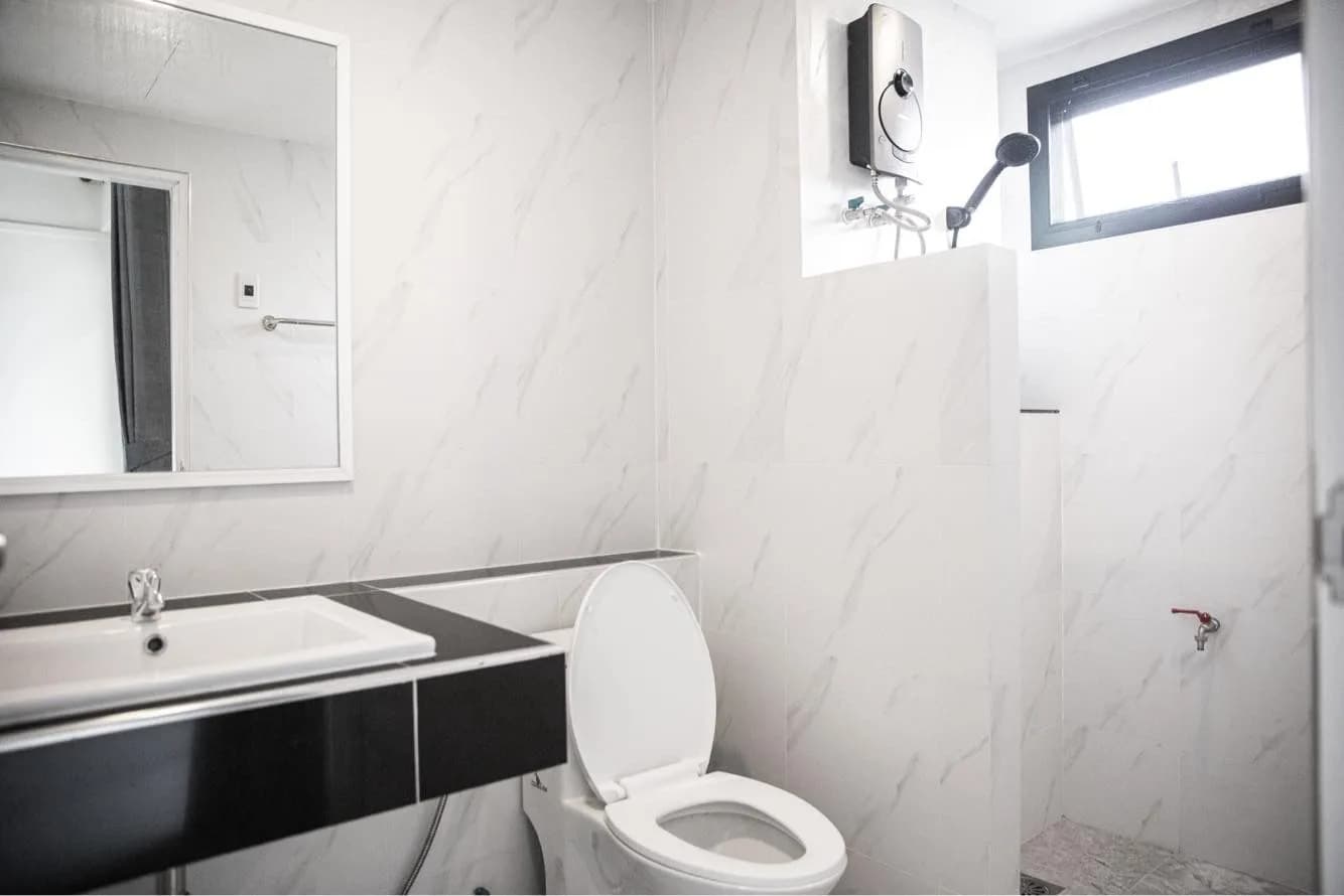 The Zleep Apartment في Bowin: غرف شهرية مكيّفة بمساحة 26 م² مع مصعد قرب Robinson Lifestyle Bowin صورة 3