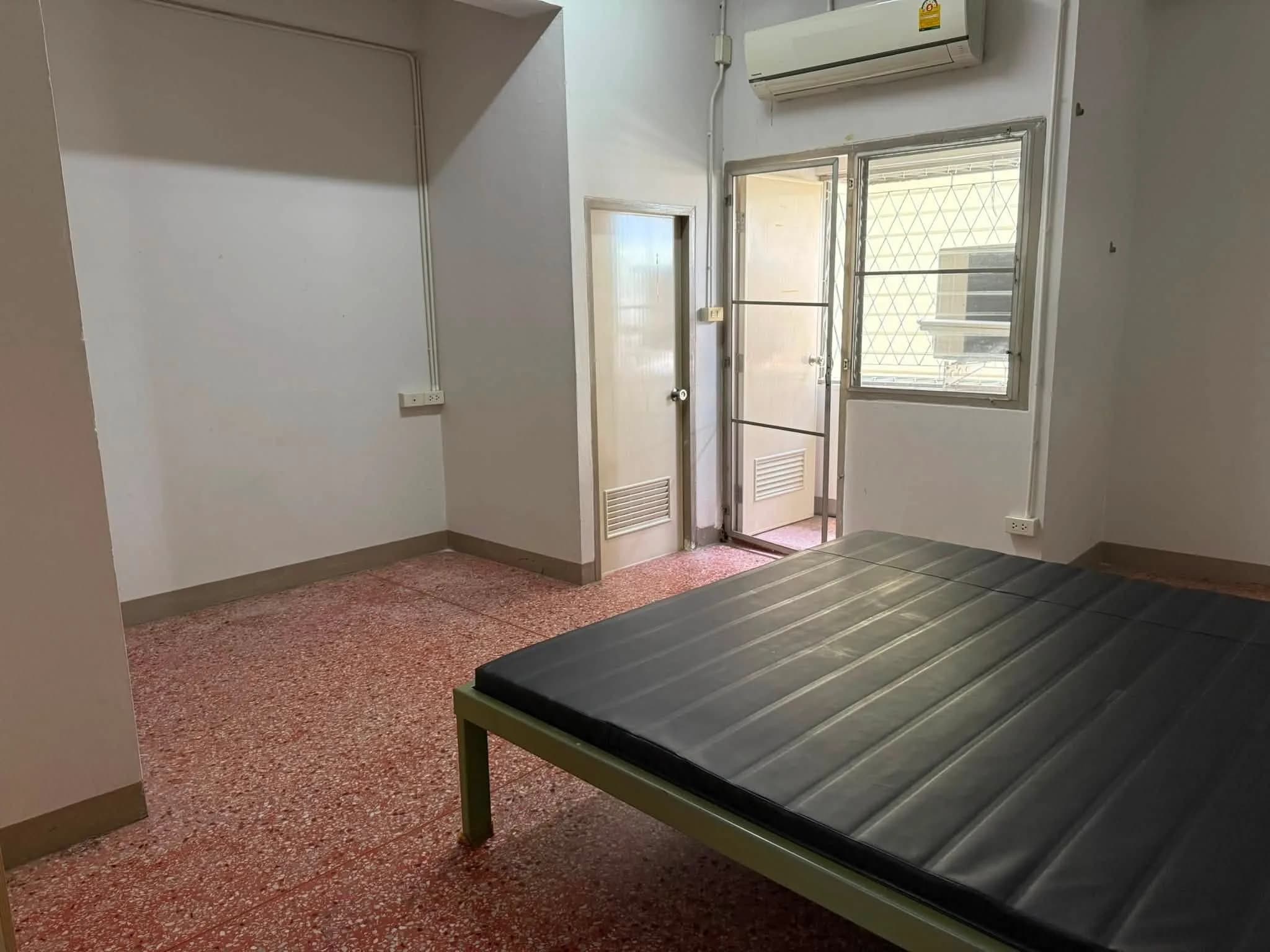 Thunyaphruet Apartment, Lat Phrao 87 Yaek 9: Monthly Fan and Air-Conditioned Rooms, Private Wi-Fi in Every Room, near a Market
