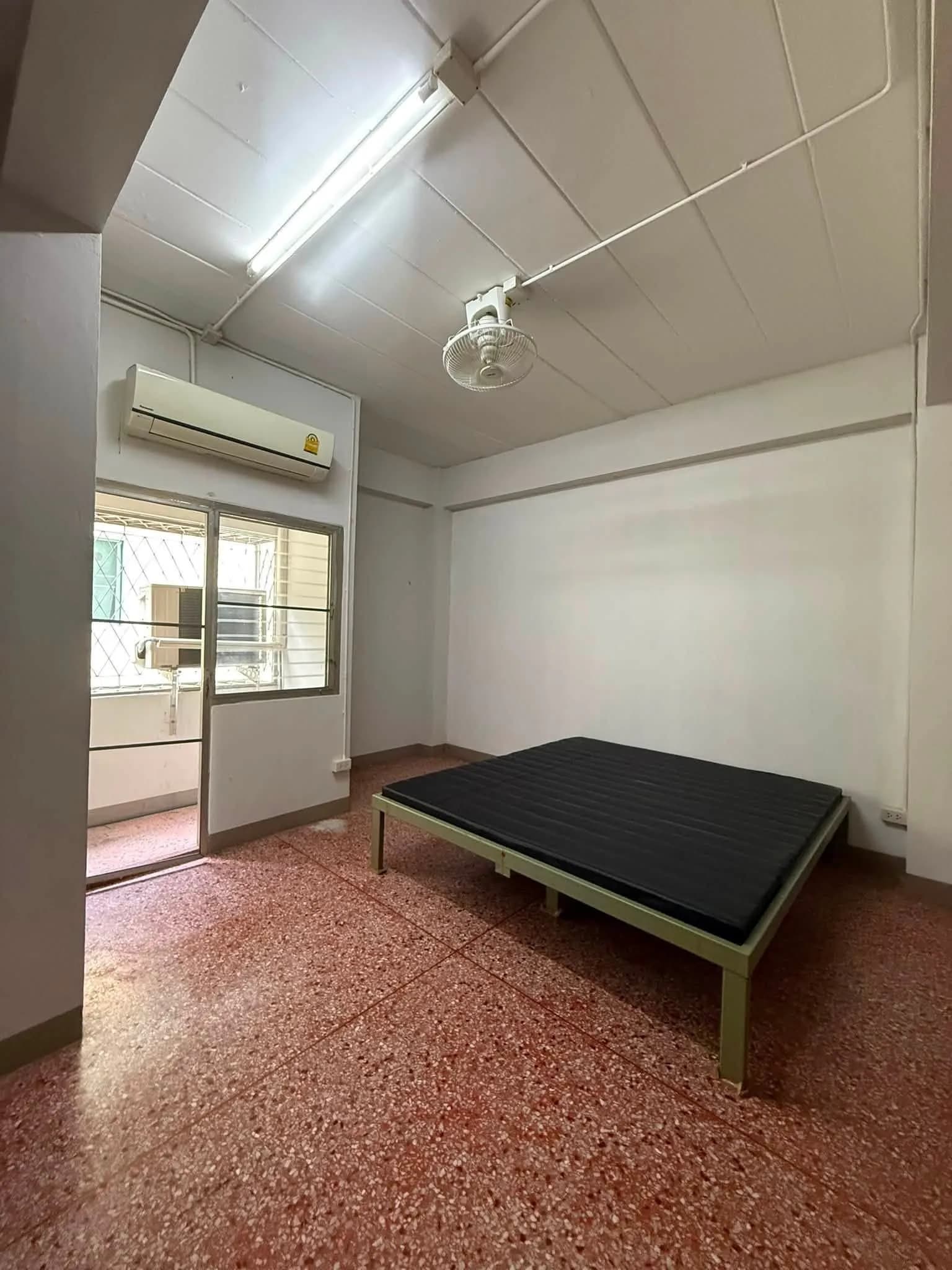 Thunyaphruet Apartment, Lat Phrao 87 Yaek 9: Zimmer mit Ventilator oder Klimaanlage zur Monatsmiete, eigenes Wi-Fi in jedem Zimmer, nahe einem Markt Foto 4