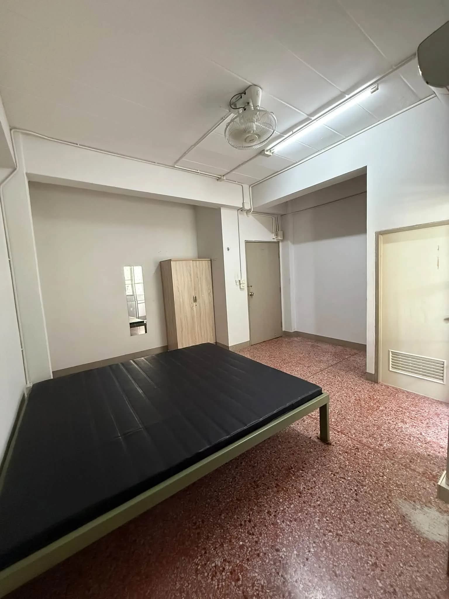 Thunyaphruet Apartment, Lat Phrao 87 Yaek 9: Zimmer mit Ventilator oder Klimaanlage zur Monatsmiete, eigenes Wi-Fi in jedem Zimmer, nahe einem Markt Foto 6