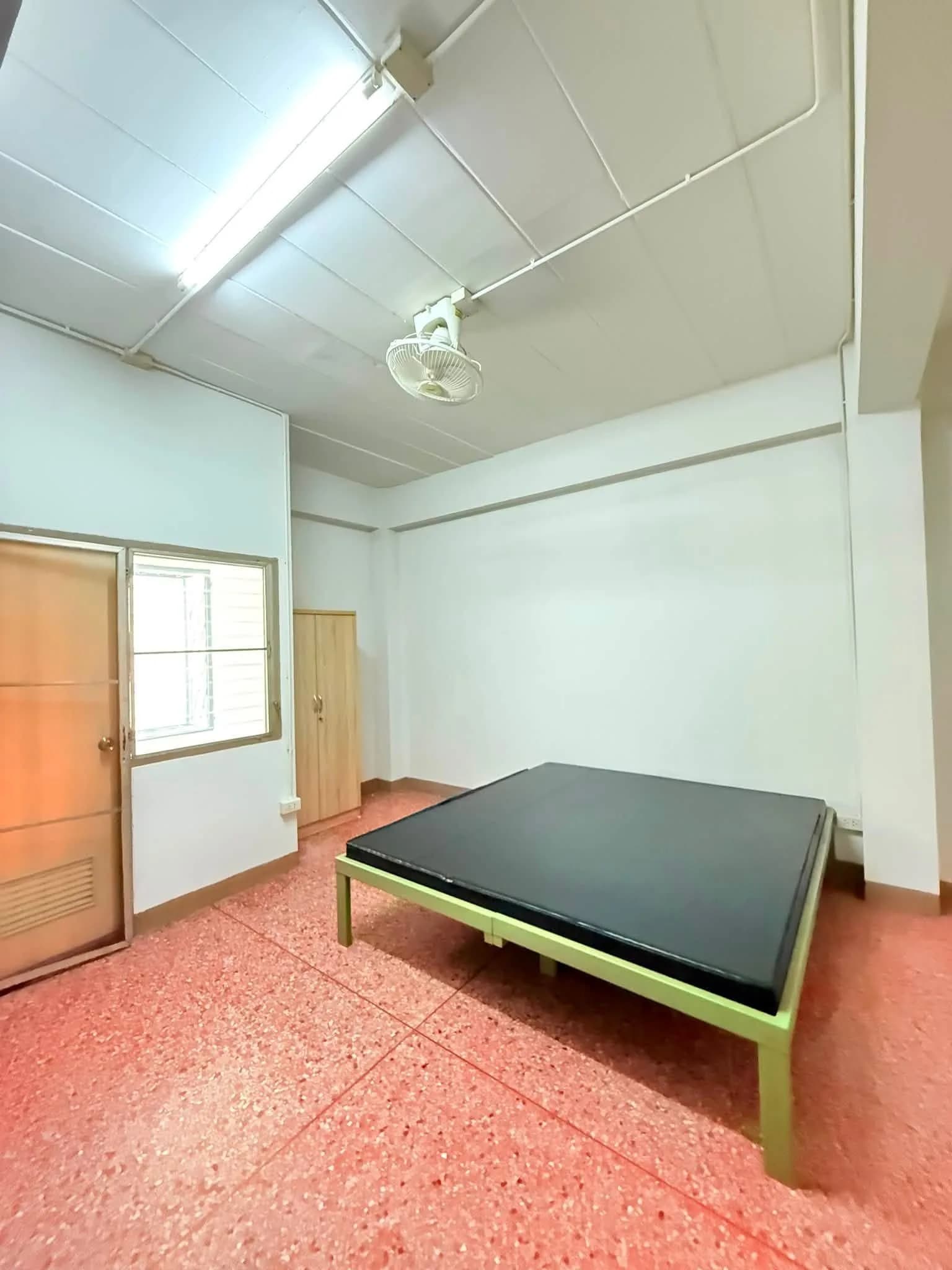 Thunyaphruet Apartment, Lat Phrao 87 Yaek 9: Zimmer mit Ventilator oder Klimaanlage zur Monatsmiete, eigenes Wi-Fi in jedem Zimmer, nahe einem Markt Foto 7