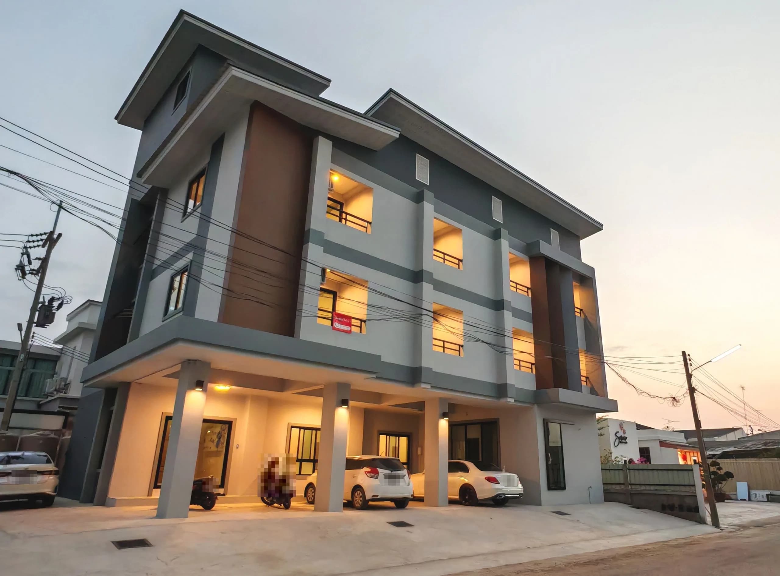 Tres Rich House في Huai Kapi: غرف جديدة مفروشة ومكيّفة بالشهر قرب سوق Chatuchak Chonburi صورة 2