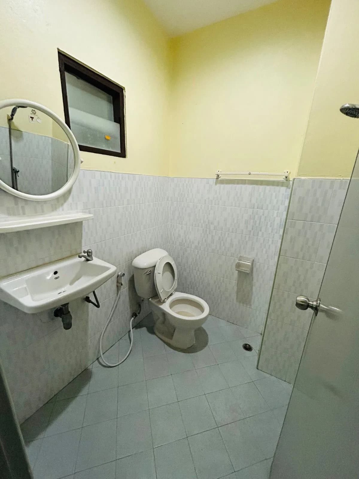 T.W. Apartment, Ban Suan, Chon Buri: Monthly Fan and Air-Conditioned Rooms near Samitivej Chonburi Hospital photo 3