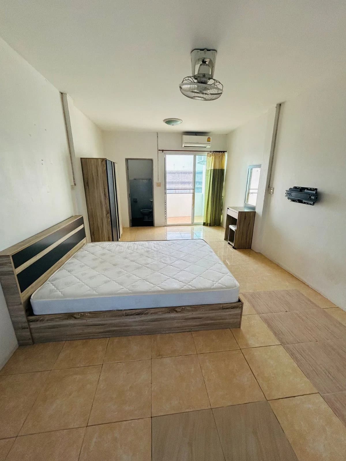 T.W. Apartment, Ban Suan, Chon Buri: Monthly Fan and Air-Conditioned Rooms near Samitivej Chonburi Hospital photo 5