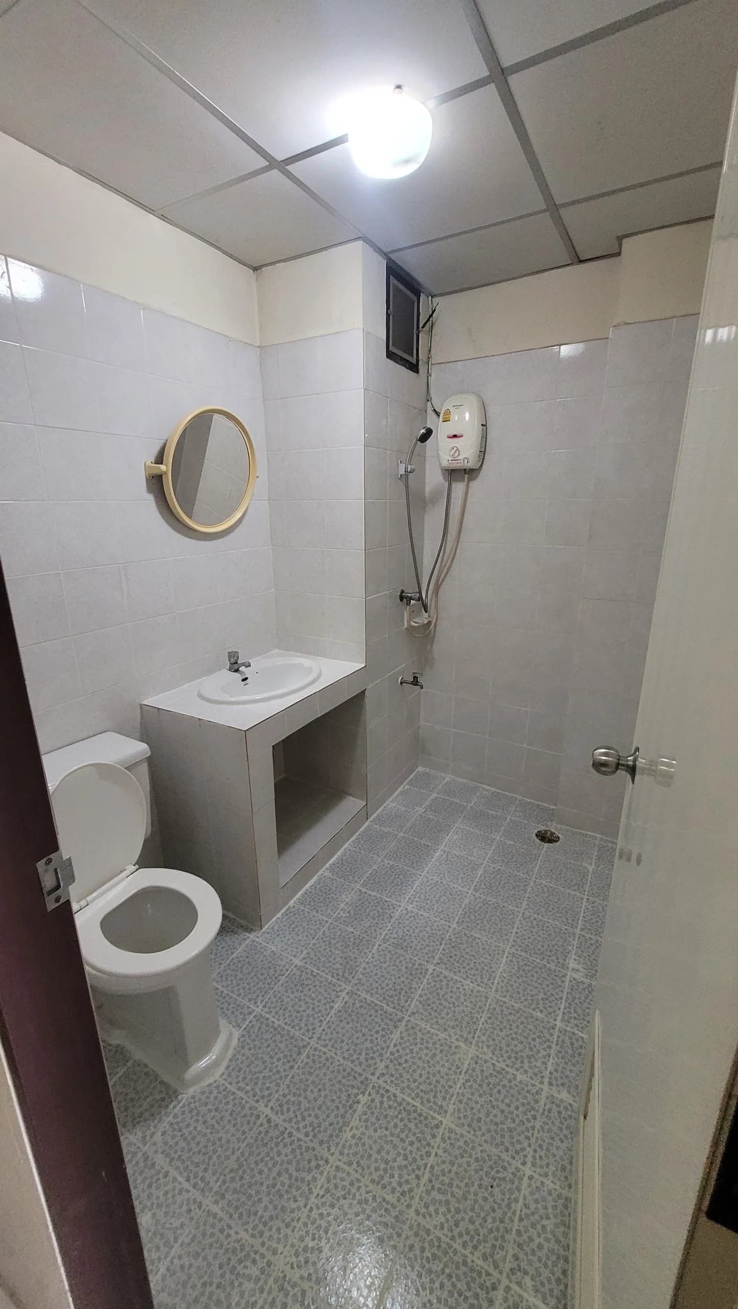 V.S. Apartment, rue Mittraphap : chambres de 32 m² au mois avec ascenseur, près de Terminal 21 Korat photo 3