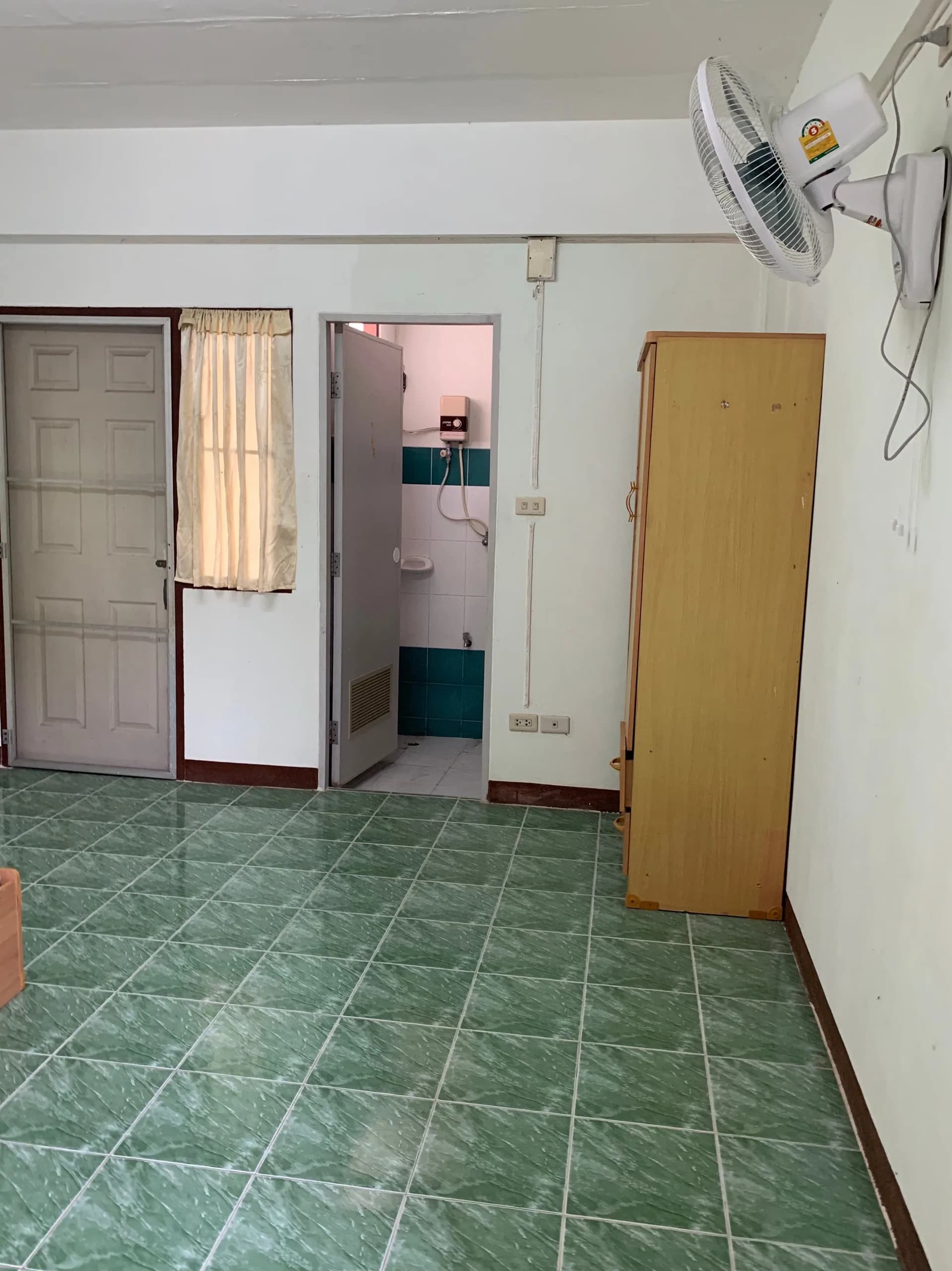 Wannapat Dormitory, Chom Doi Soi 3: Zimmer mit Ventilator zur Monatsmiete nahe dem Internationalen Ausstellungs- und Kongresszentrum Chiang Mai Foto 5