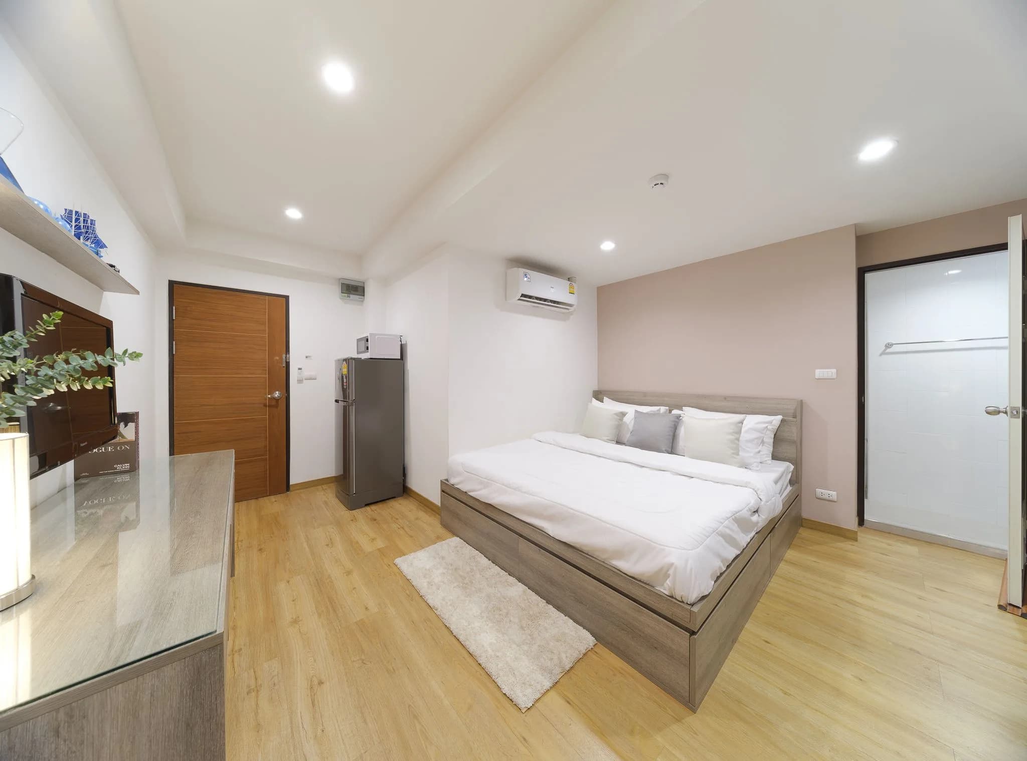 استوديوهات بمساحة 22 م² ووحدات دوبلكس للإيجار الشهري في Window Sathorn Apartment، Soi Sathorn 13، Sathorn، قرب مستشفى St. Louis صورة 1