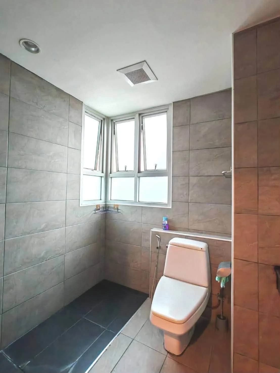 Baan Pathumwan 2卧室公寓出租，70平方米，2浴室，带全套家具，近 BTS Phaya Thai 第4张照片