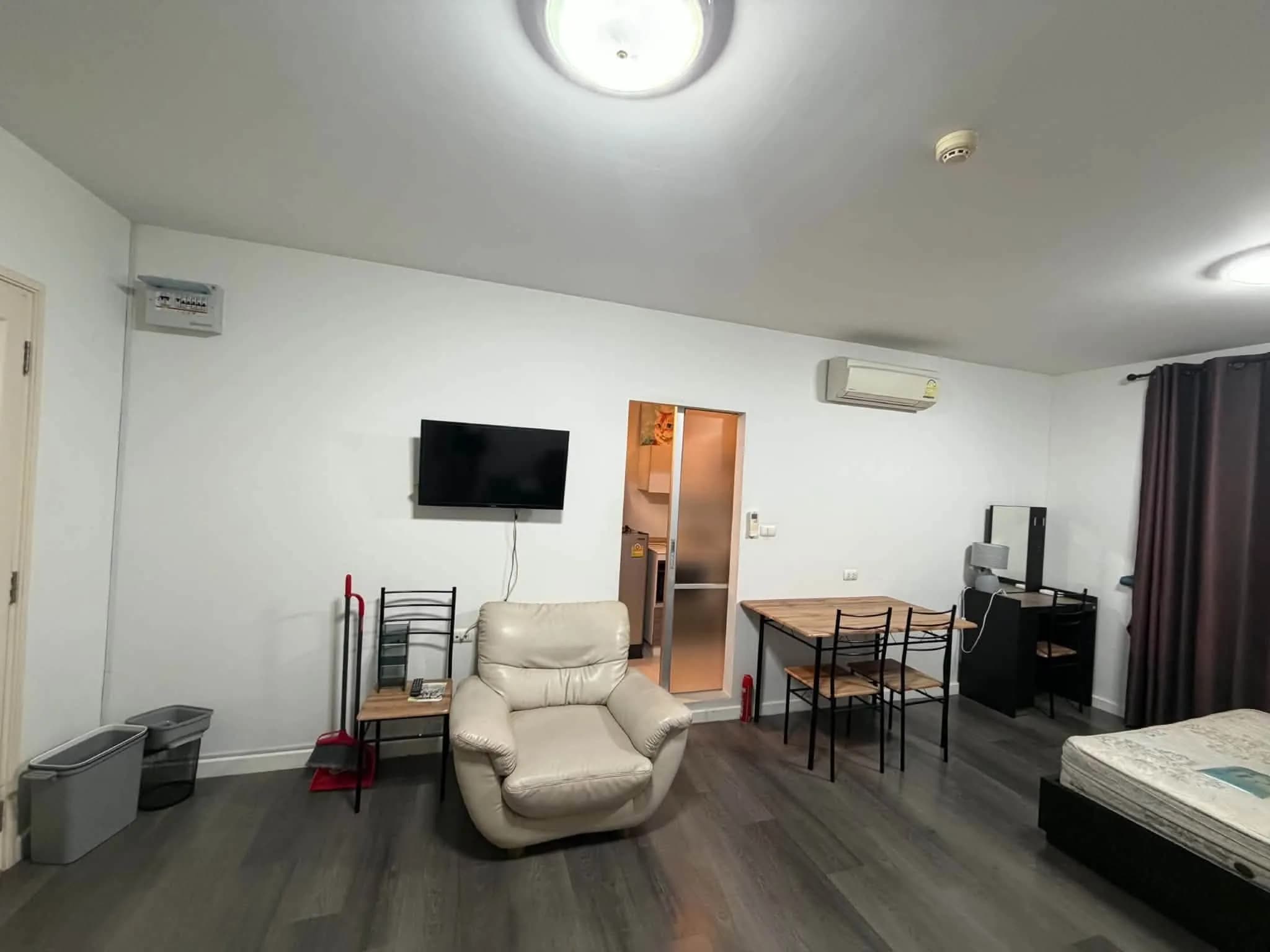 Studio-Eigentumswohnung mit separater Küche zur Miete in dcondo Campus Resort Bangna, 30.5 m², Gebäude Summer (A), 4. Etage, nahe ABAC Bang Na Foto 3