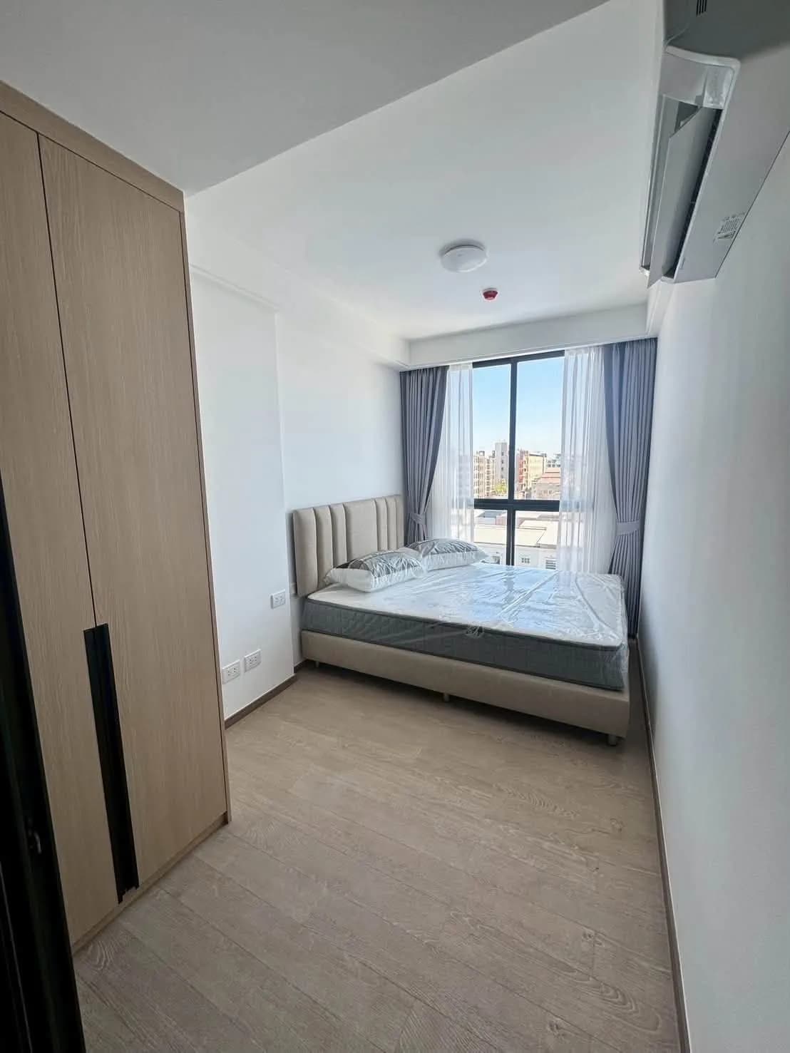 تنازل عن الإيجار: كوندو 1 غرفة نوم في Regal Onnut-Srinakarin، 28 م²، المبنى C، الطابق 7، يُسمح بالقطط، قرب MRT Suan Luang Rama IX