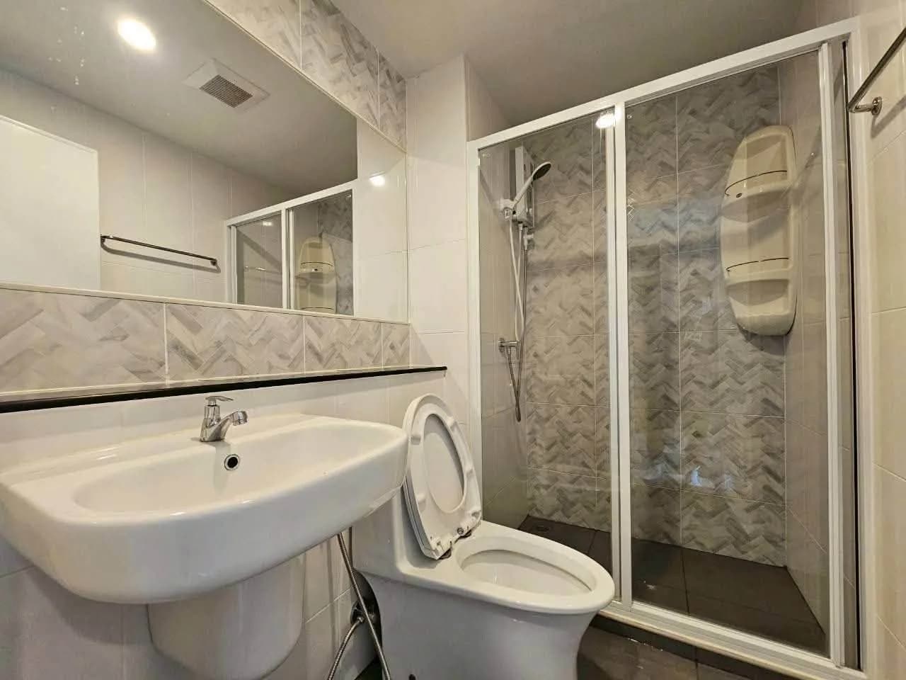 Condominio de 1 dormitorio en alquiler en Regent Home Bangna: 28 m², planta 30, cocina independiente, cerca del BTS Bang Na foto 5