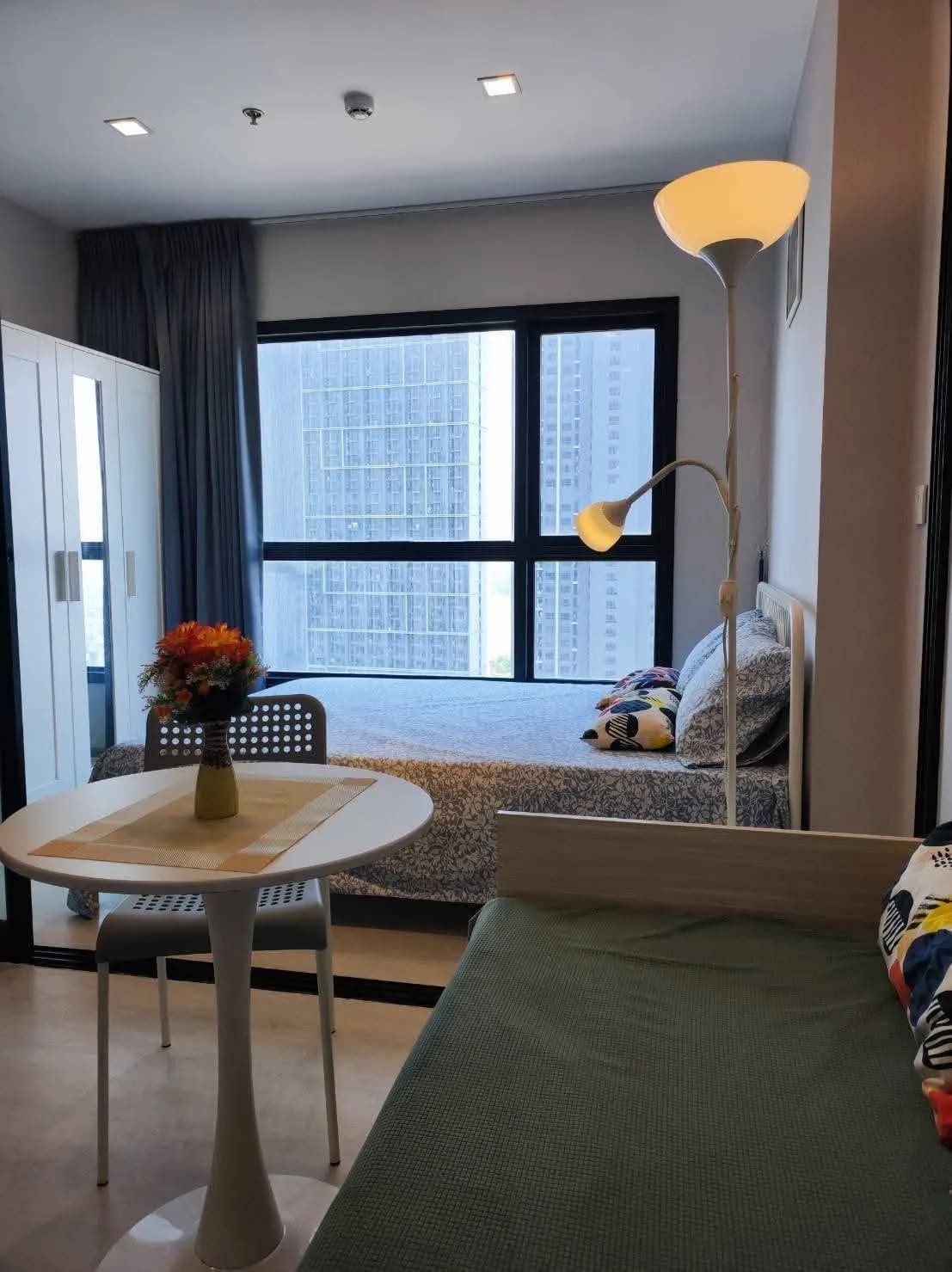 1-Schlafzimmer-Eigentumswohnung zur Miete in The Politan Rive, 25 m², 22. Etage, Flussblick, Gemeinschaftskosten und Parkplatz inklusive, nahe MRT Phra Nang Klao Bridge