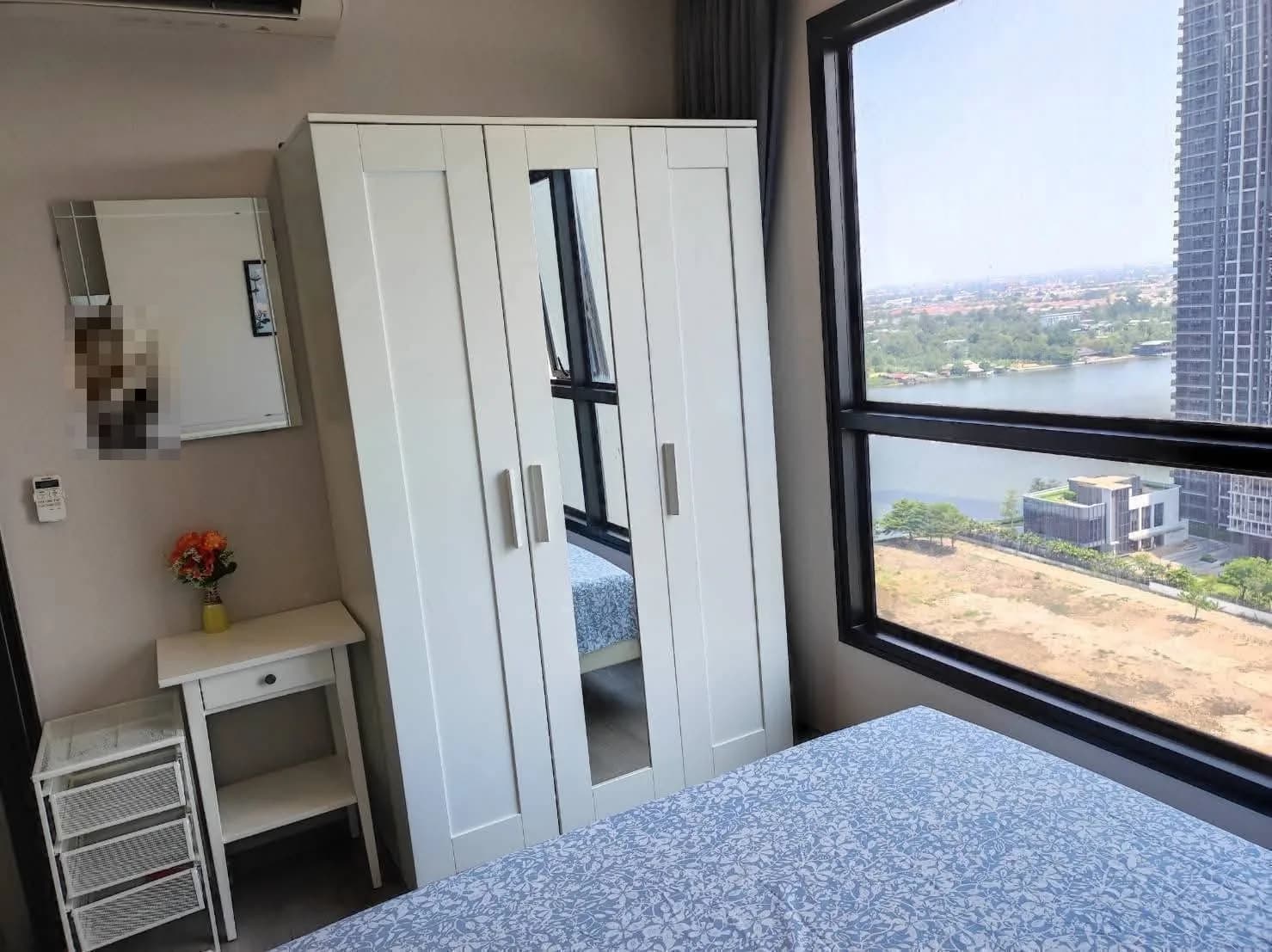 1-Schlafzimmer-Eigentumswohnung zur Miete in The Politan Rive, 25 m², 22. Etage, Flussblick, Gemeinschaftskosten und Parkplatz inklusive, nahe MRT Phra Nang Klao Bridge Foto 2