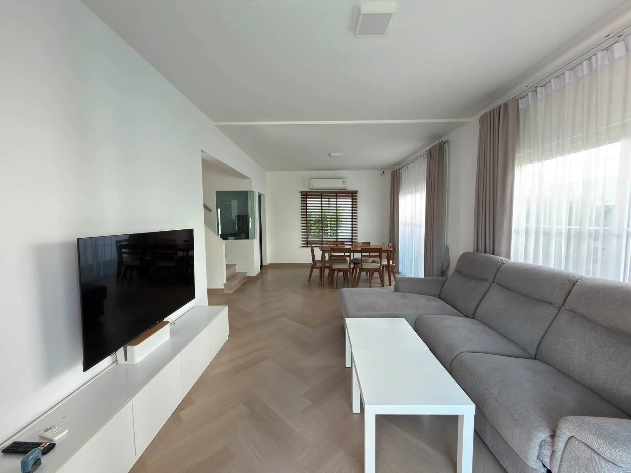 3-Schlafzimmer-Einfamilienhaus zum Verkauf oder zur Miete in Villaggio 2 Srinakarin-Bangna, 50.3 Quadrat-Wah, 137 m², voll möbliert Foto 2