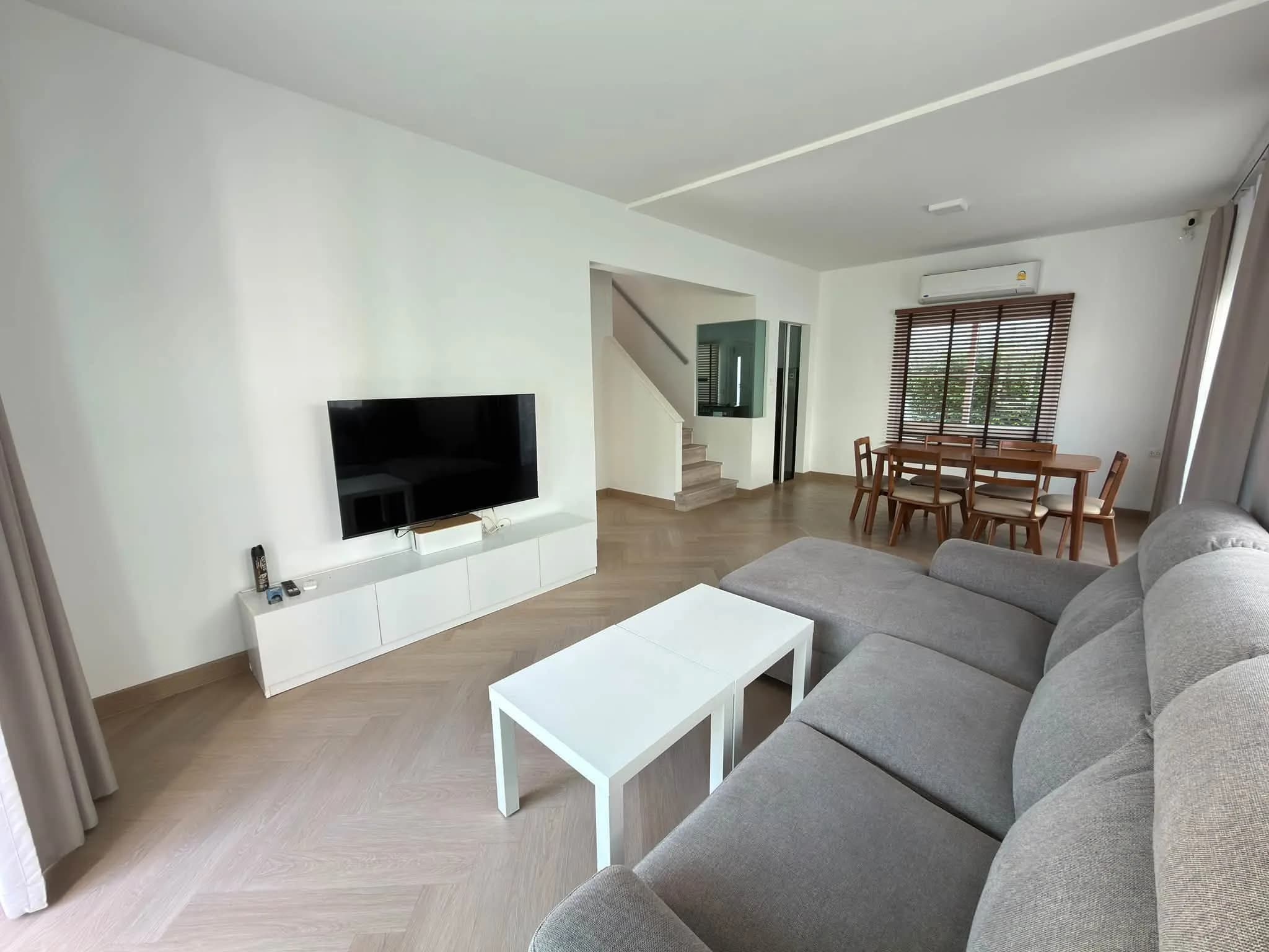 3-Schlafzimmer-Einfamilienhaus zum Verkauf oder zur Miete in Villaggio 2 Srinakarin-Bangna, 50.3 Quadrat-Wah, 137 m², voll möbliert Foto 3