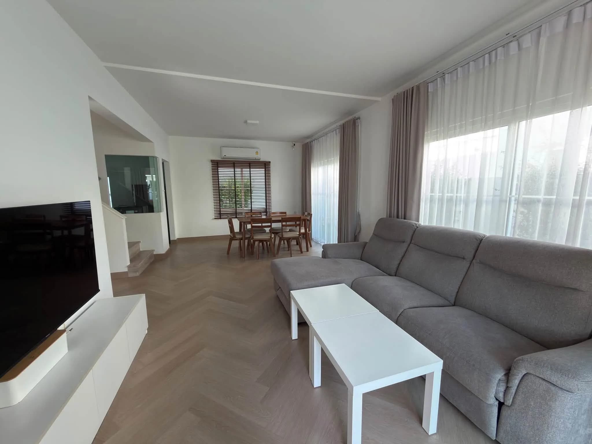 3-Schlafzimmer-Einfamilienhaus zum Verkauf oder zur Miete in Villaggio 2 Srinakarin-Bangna, 50.3 Quadrat-Wah, 137 m², voll möbliert Foto 4