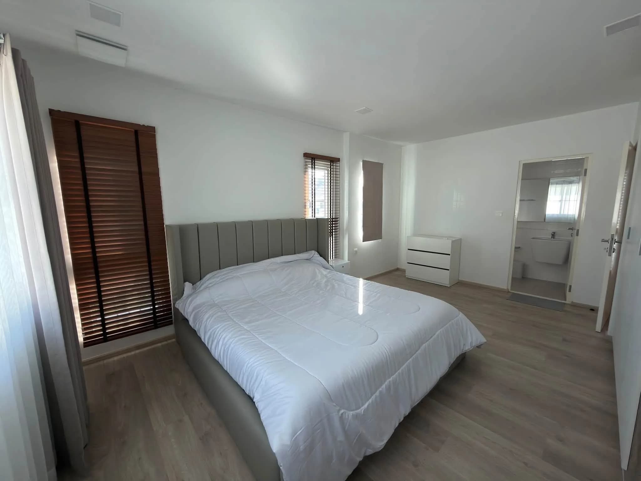 3-Schlafzimmer-Einfamilienhaus zum Verkauf oder zur Miete in Villaggio 2 Srinakarin-Bangna, 50.3 Quadrat-Wah, 137 m², voll möbliert Foto 5