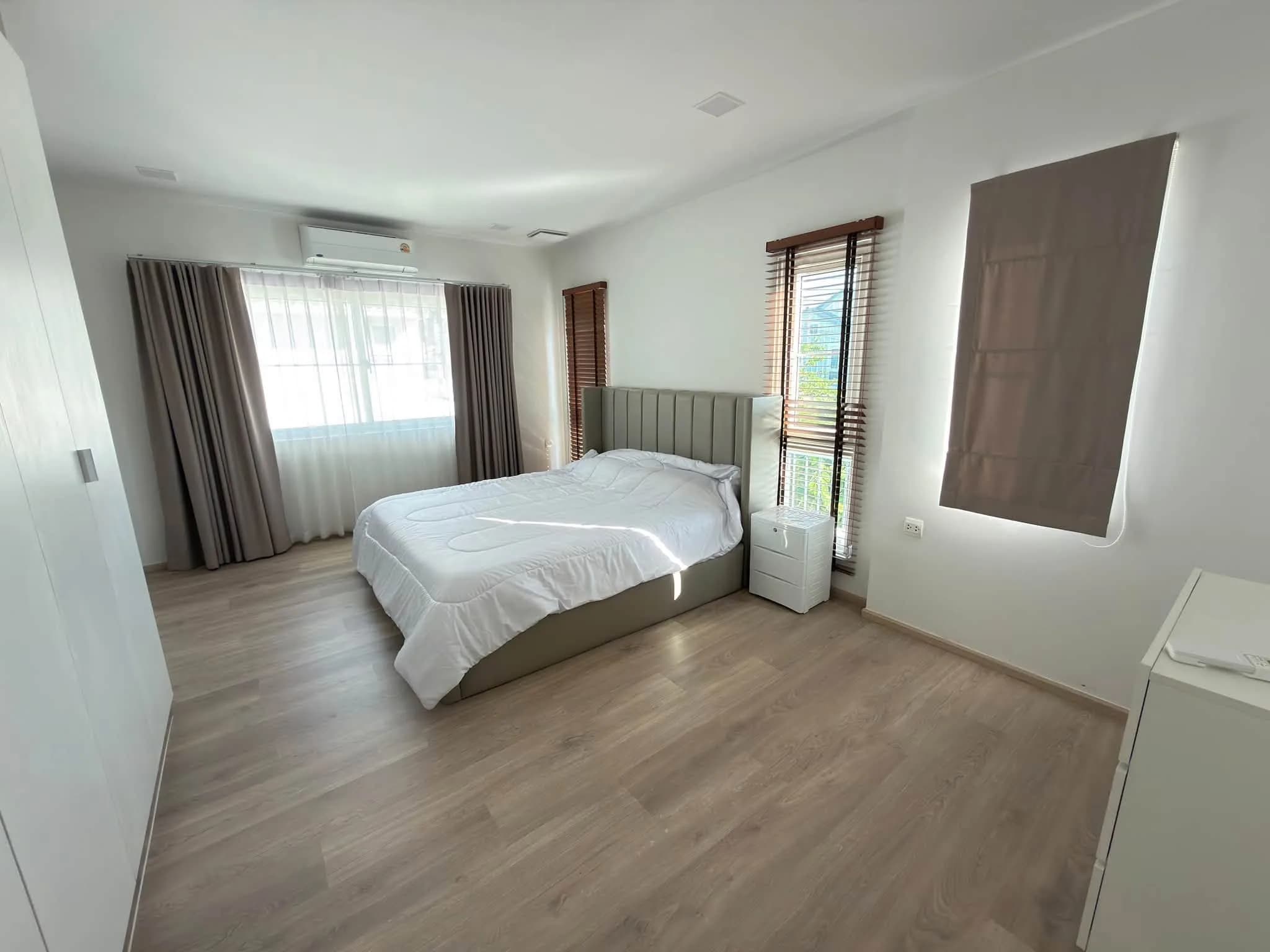 3-Schlafzimmer-Einfamilienhaus zum Verkauf oder zur Miete in Villaggio 2 Srinakarin-Bangna, 50.3 Quadrat-Wah, 137 m², voll möbliert Foto 7