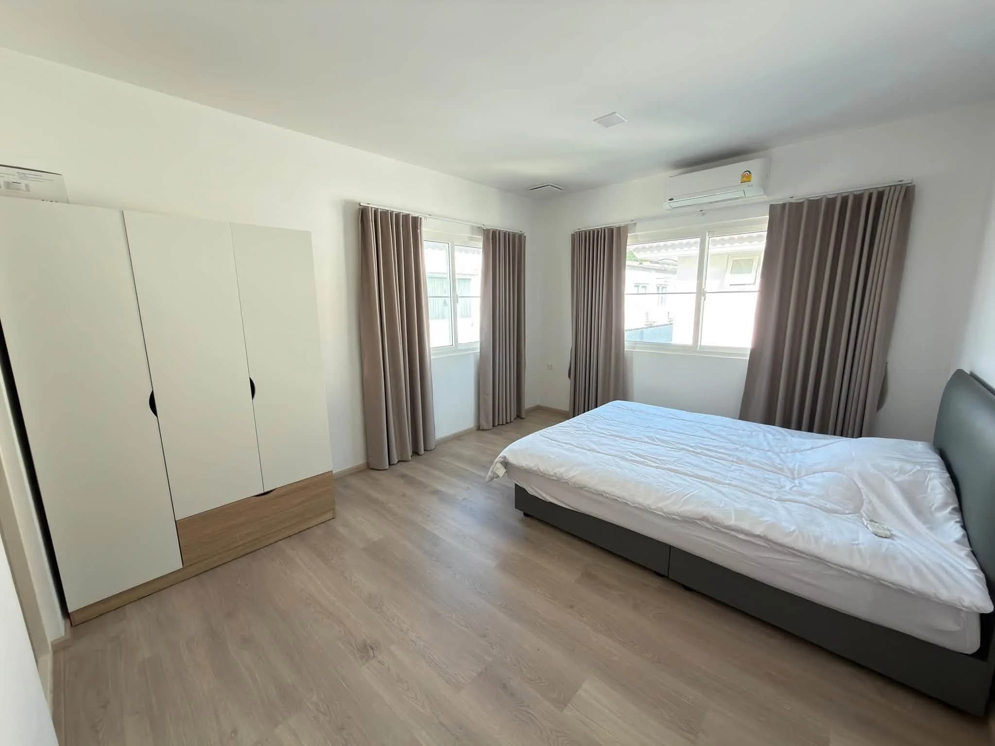 3-Schlafzimmer-Einfamilienhaus zum Verkauf oder zur Miete in Villaggio 2 Srinakarin-Bangna, 50.3 Quadrat-Wah, 137 m², voll möbliert Foto 8