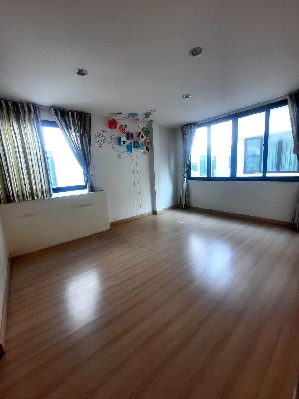 3-stöckige Doppelhaushälfte zur Miete in Viridian Ratchapruek, 3 Schlafzimmer, 4 Badezimmer, 9 m Frontbreite, komplett möbliert, nahe MRT Bang Rak Yai Foto 7
