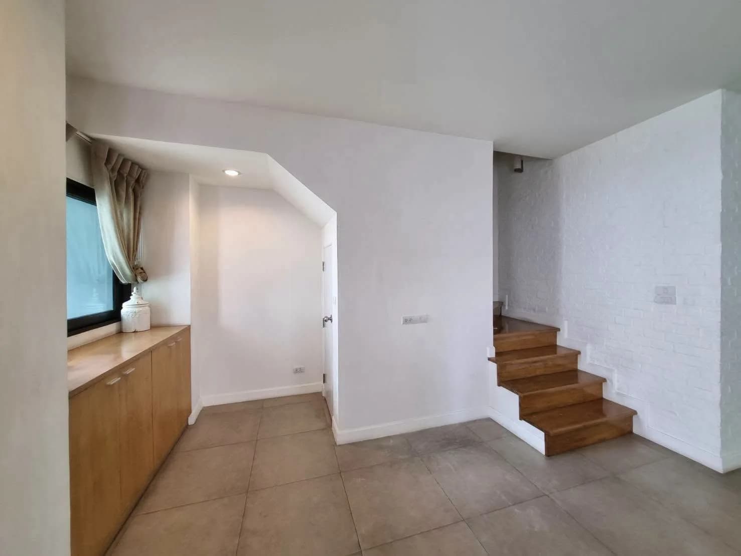 3-stöckige Doppelhaushälfte zur Miete in Viridian Ratchapruek, 3 Schlafzimmer, 4 Badezimmer, 9 m Frontbreite, komplett möbliert, nahe MRT Bang Rak Yai Foto 8