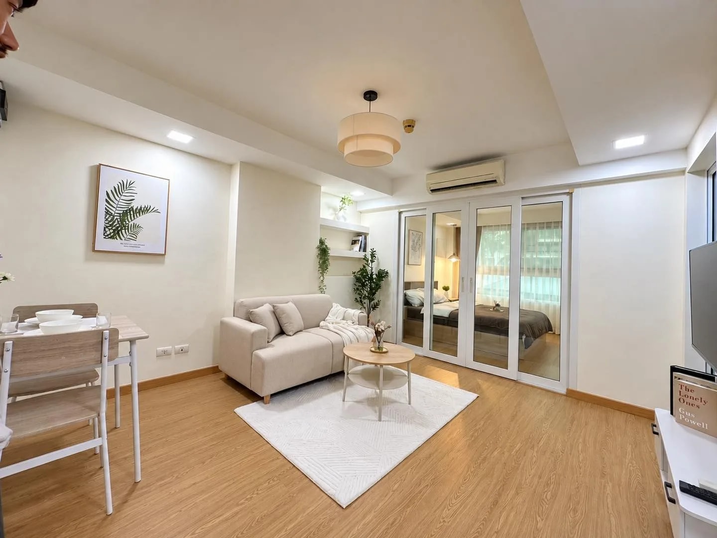 1-Schlafzimmer-Eigentumswohnung zum Verkauf im The Royal Place Phuket, 37.01 m², Building 1, 2. Etage, Blick nach außen, möbliert, 2.29 Millionen Baht · 1