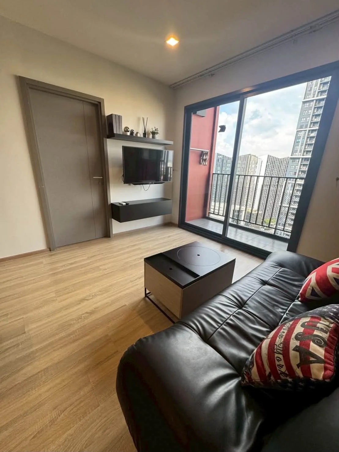 2-Schlafzimmer-Eigentumswohnung zum Verkauf oder zur Miete im The Base Garden Rama 9, 50 m², 22. Etage, möbliert, kostenloser Parkplatz, nahe Airport Rail Link Ramkhamhaeng · 1