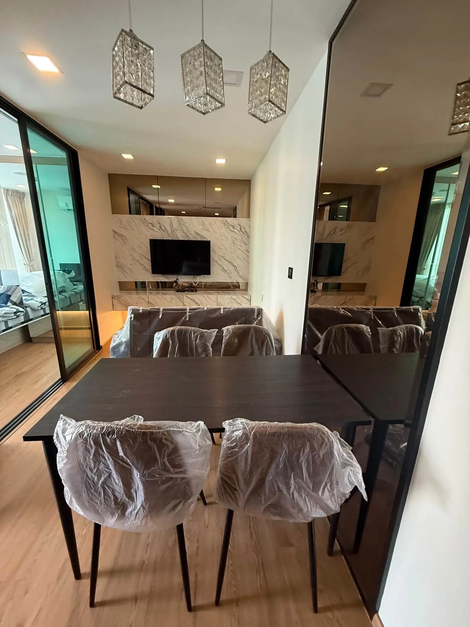2-Schlafzimmer-Eigentumswohnung zum Verkauf oder zur Miete im Brown Condo Huaikwang, 36 m², 4. Etage, Ausrichtung nach Osten, neuwertig, nahe MRT Huai Khwang · 1