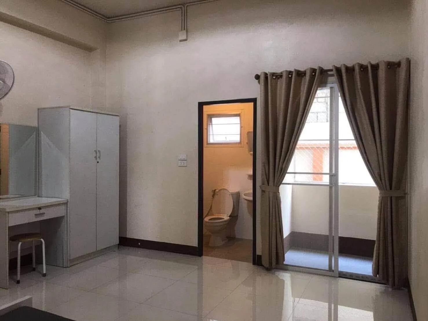 Baan Kamolwat Dormitory, Branch 3, Si Ping Mueang: комнаты с вентилятором и кондиционером помесячно рядом с Chiang Mai College of Dramatic Arts · 1