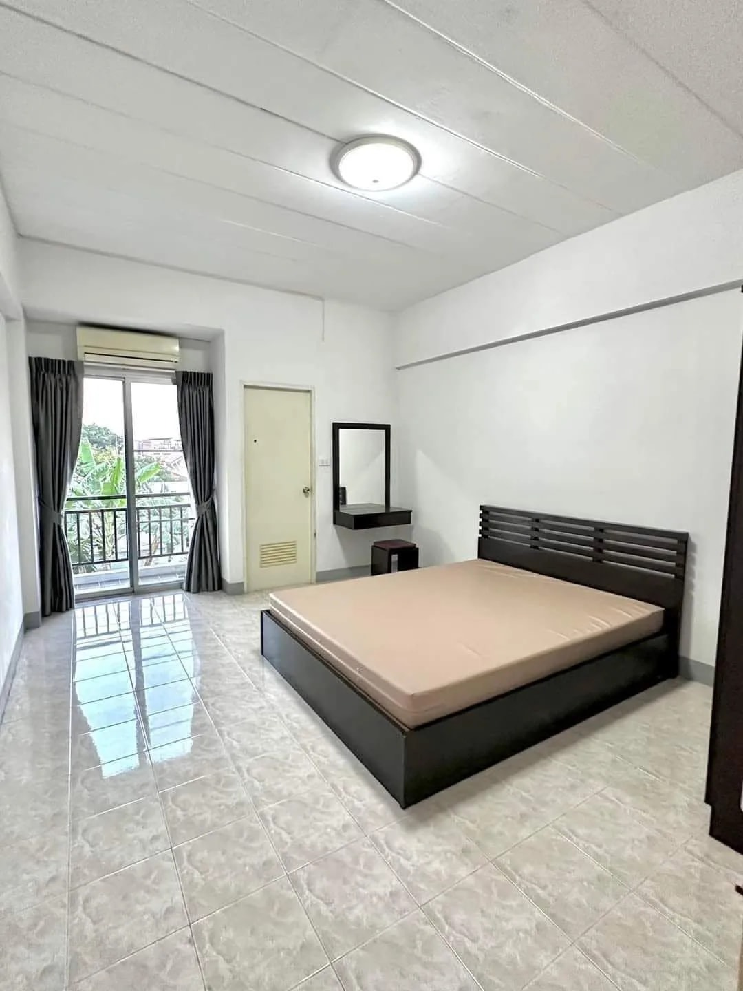 Bilik sewa bulanan berhawa dingin dengan balkoni dan tempat letak kereta percuma di Baan Saen Sabaai Apartment, Soi Punnawithi 34/1 · 1
