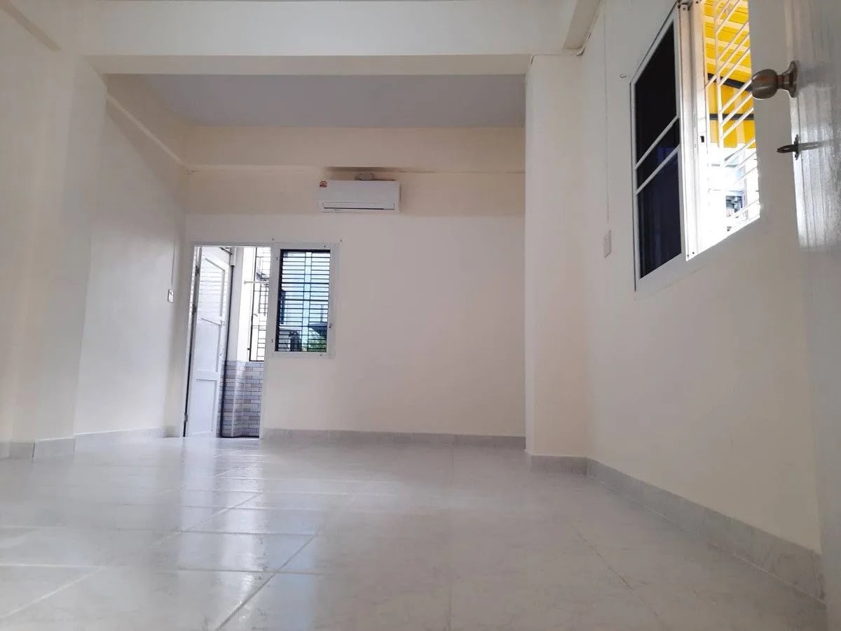 Baan Thong Kiao (Bangunan Kuning), Soi Thesaban Bang Pu 41, Samut Prakan: Bilik sewa bulanan 24.5 m², kira-kira 300 m dari BTS Phraek Sa · 1
