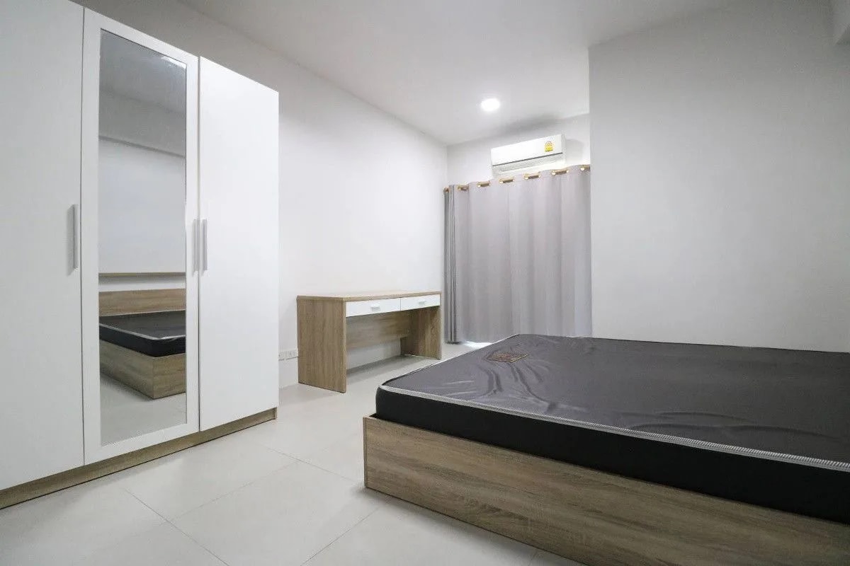 Celeste Haus, Soi Charan Sanitwong 35, Bangkok Noi : chambres de 22 à 32 m² au mois, à environ 500 m du MRT Fai Chai · 1