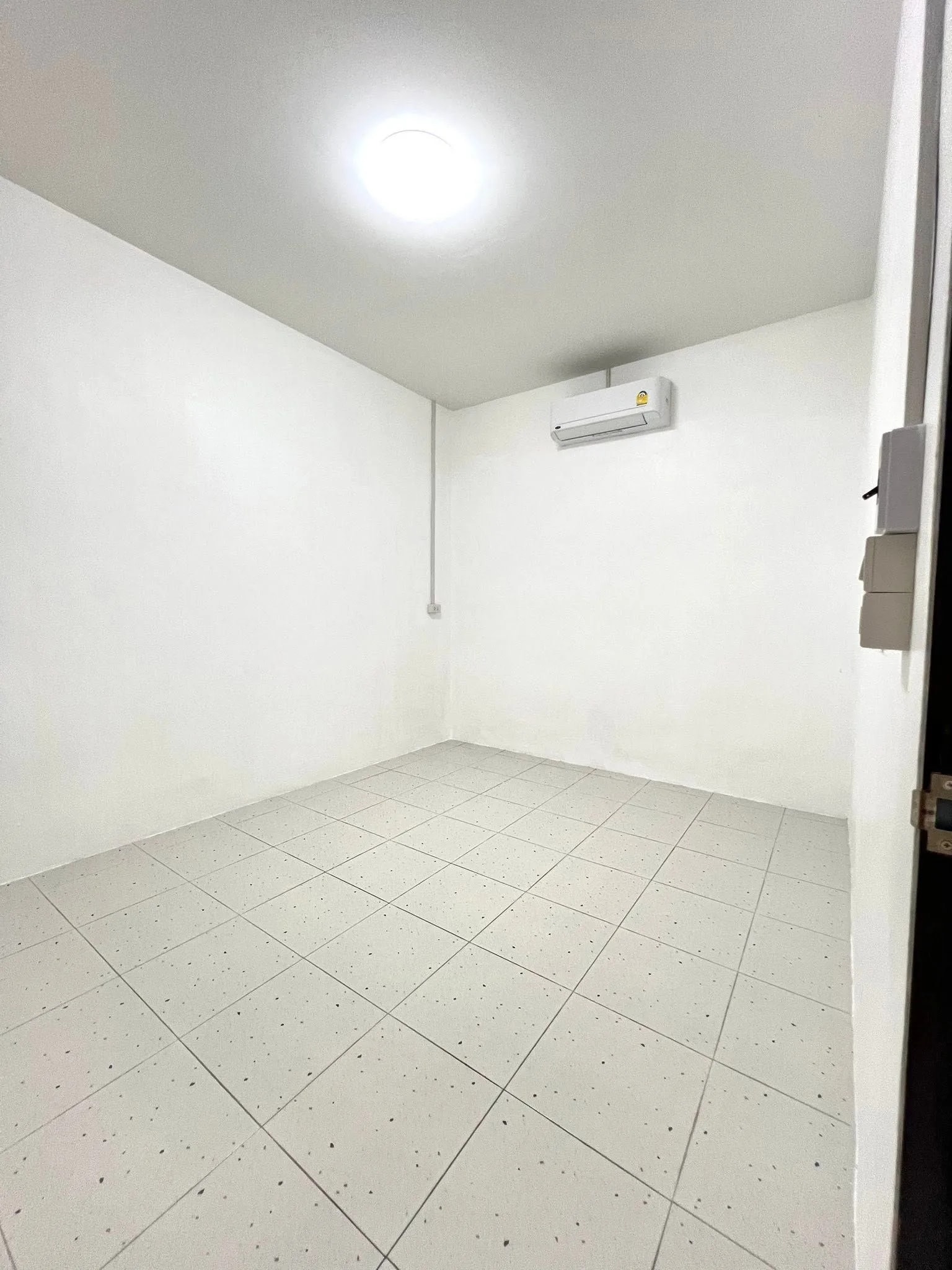 Charoendee Room Rental, Suphan Buri: Monthly 1-Bedroom Air-Con Rooms of 40 sq.m. near the National Sports University · 1