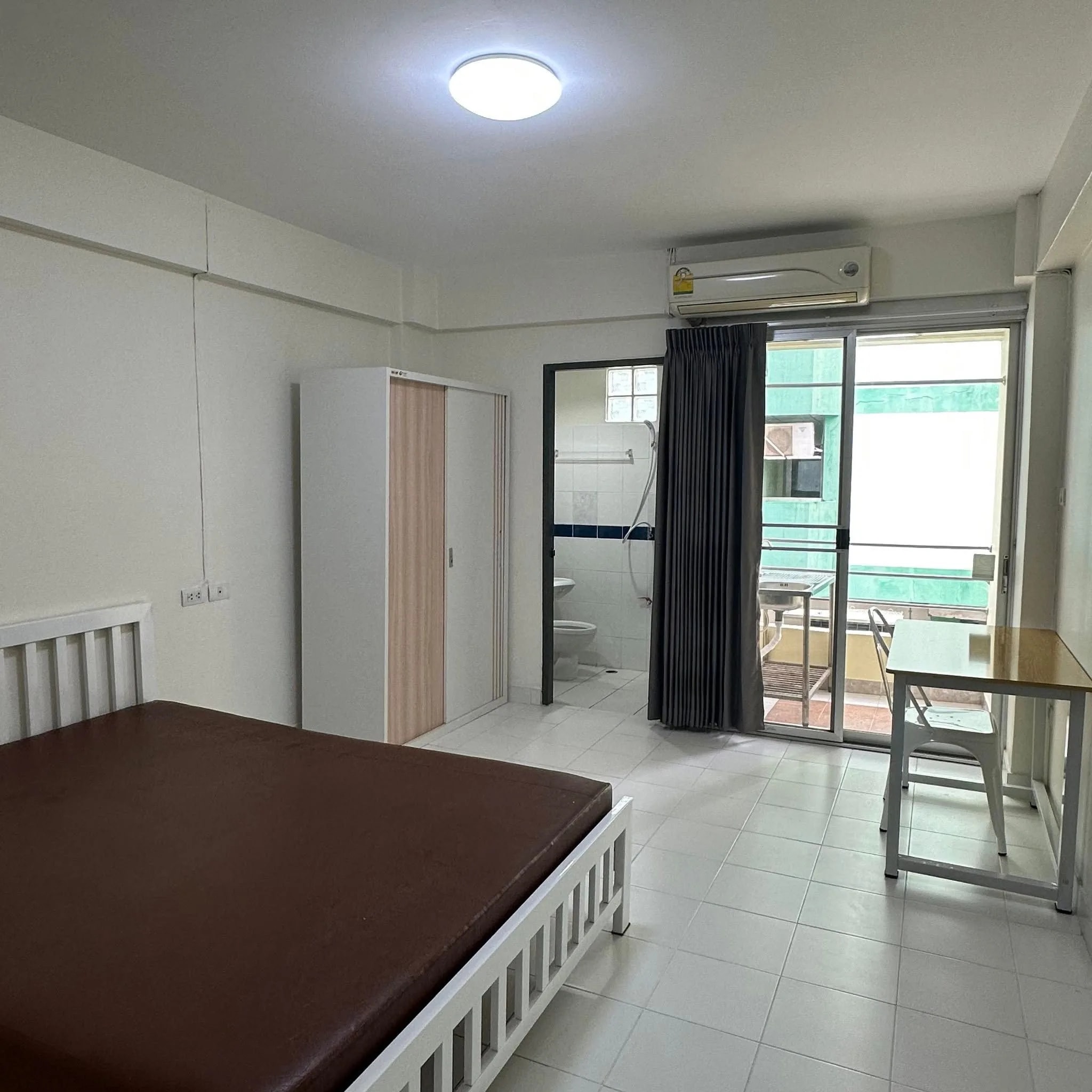 غرف مجدّدة بأثاث جديد للإيجار الشهري في CK Mansion، Tiwanon Soi 7/1، قرب محطة MRT Nonthaburi Civic Center · 1