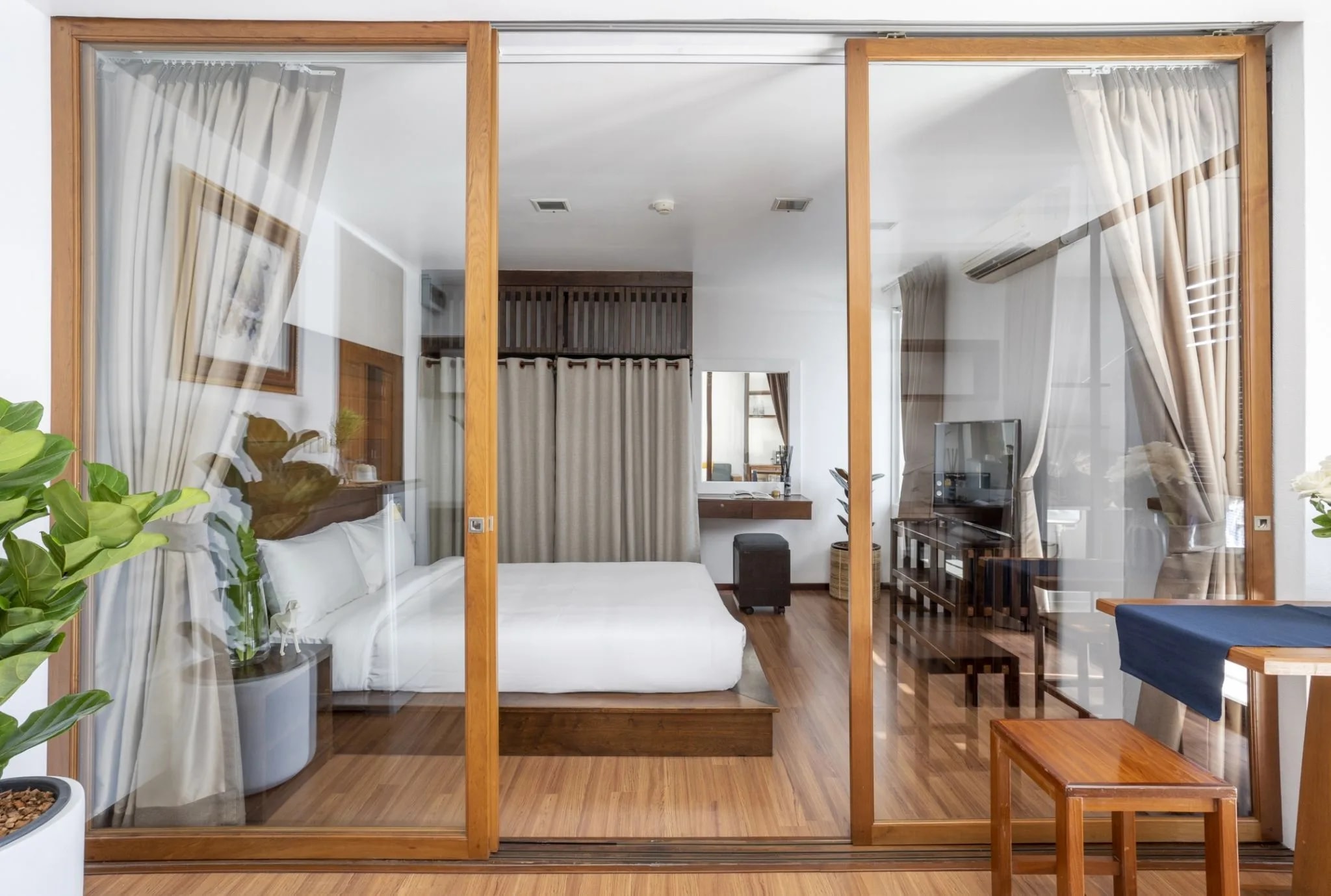 For You Apartment、ソイ Phaisan、Pracha Rat Bamphen、Huai Khwang：MRT Huai Khwang駅から約500m、プール付きのサービスアパートメント、30-58㎡のお部屋を月単位で賃貸 · 1