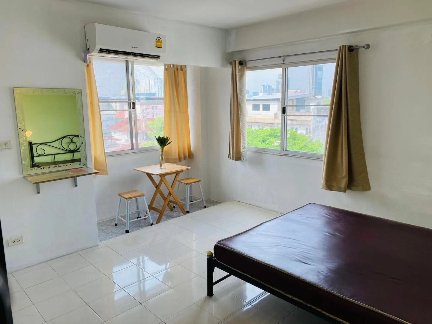 غرف مفروشة للإيجار الشهري في Forty-Four Place، Soi Phahon Yothin 44، على بعد حوالي 500 م من محطة BTS Royal Forest Department · 1