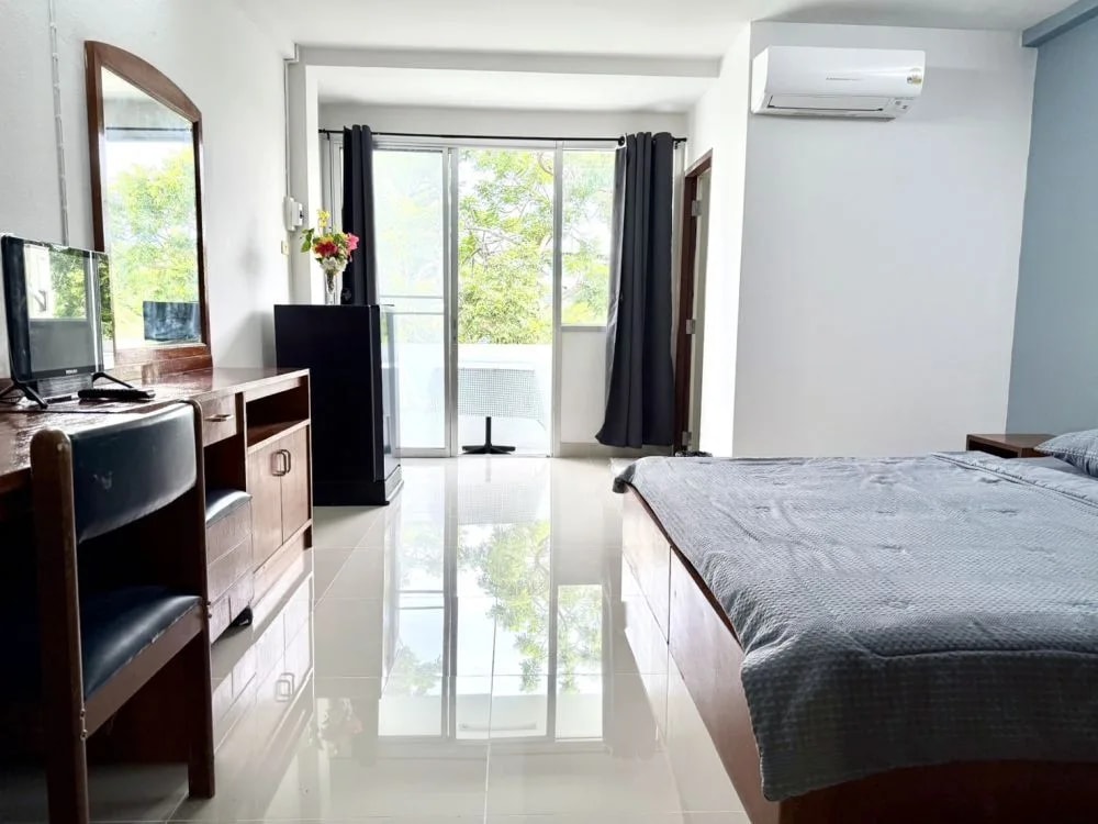 Janjao Mansion في Bang Saen: غرف مكيّفة وغرف بمروحة شهرية مع موقف مجاني قرب جامعة Burapha · 1