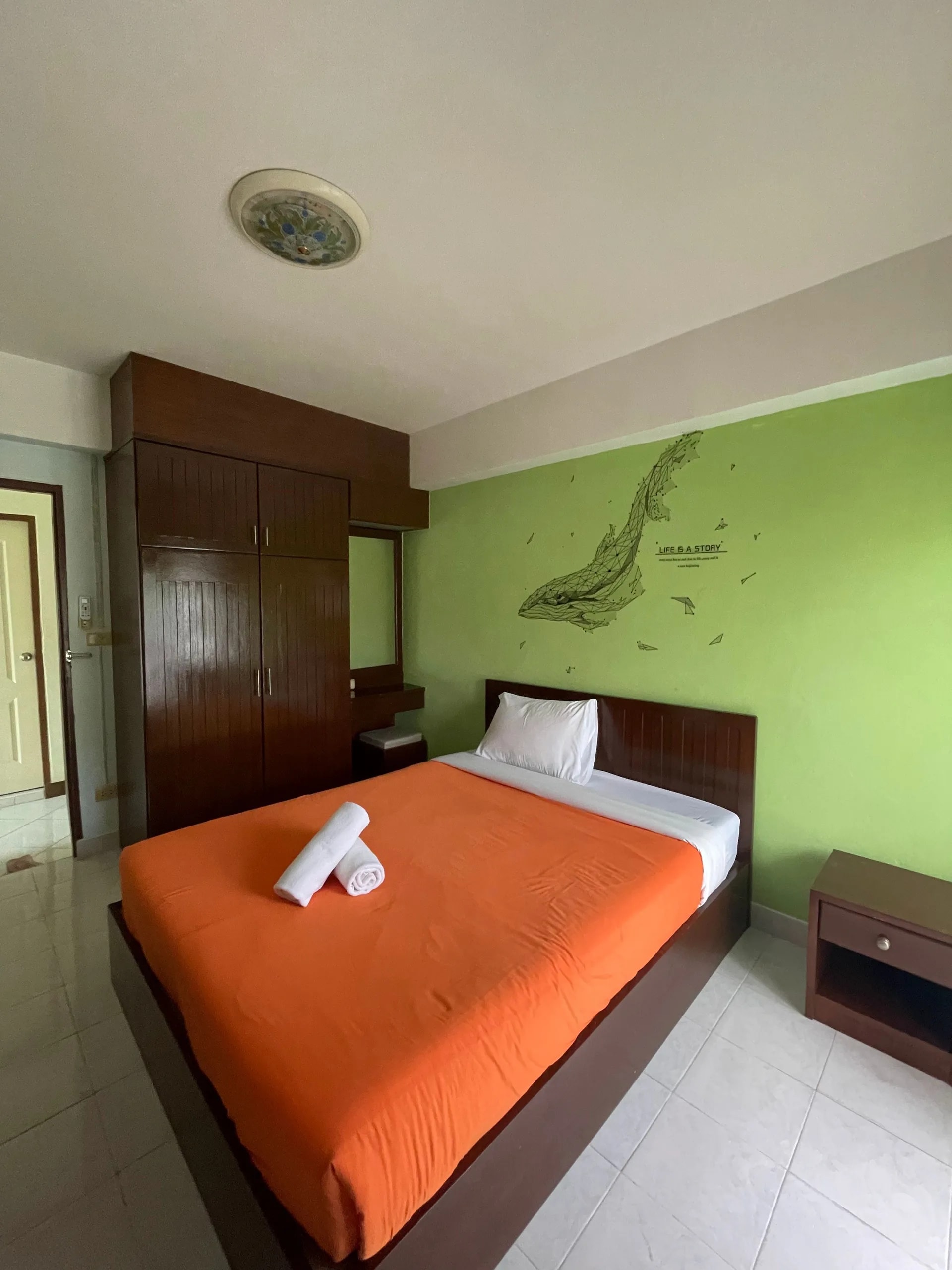 JP Apartment في Mueang Rayong: غرف بمروحة ومكيّفة وغرف عائلية بالشهر قرب شاطئ Saeng Chan · 1
