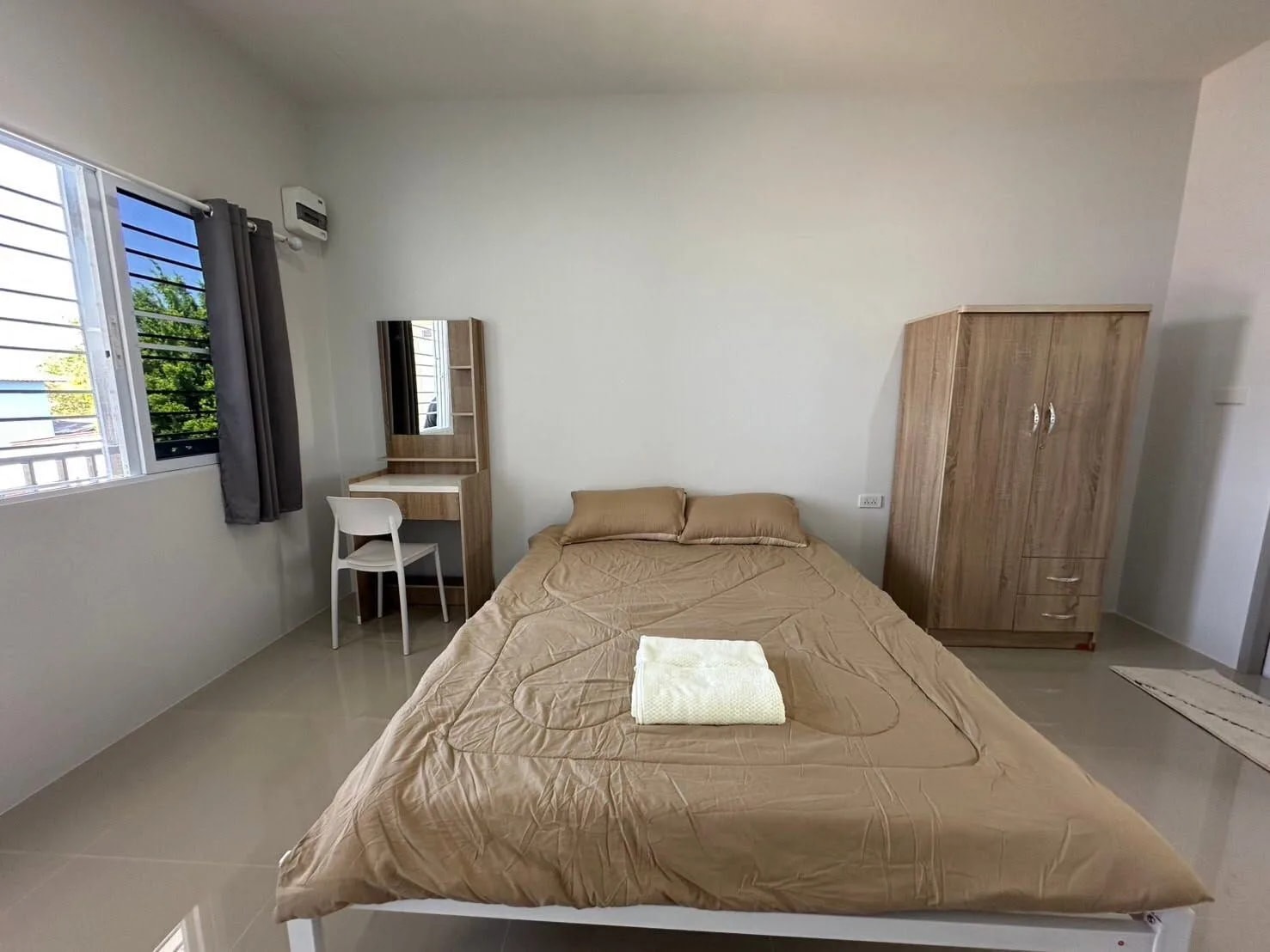 Jinda Mai Dormitory, Mueang Nga, Lamphun : chambres climatisées neuves de 21 m² au mois avec cuisine, près de Si Bun Yuen Market · 1