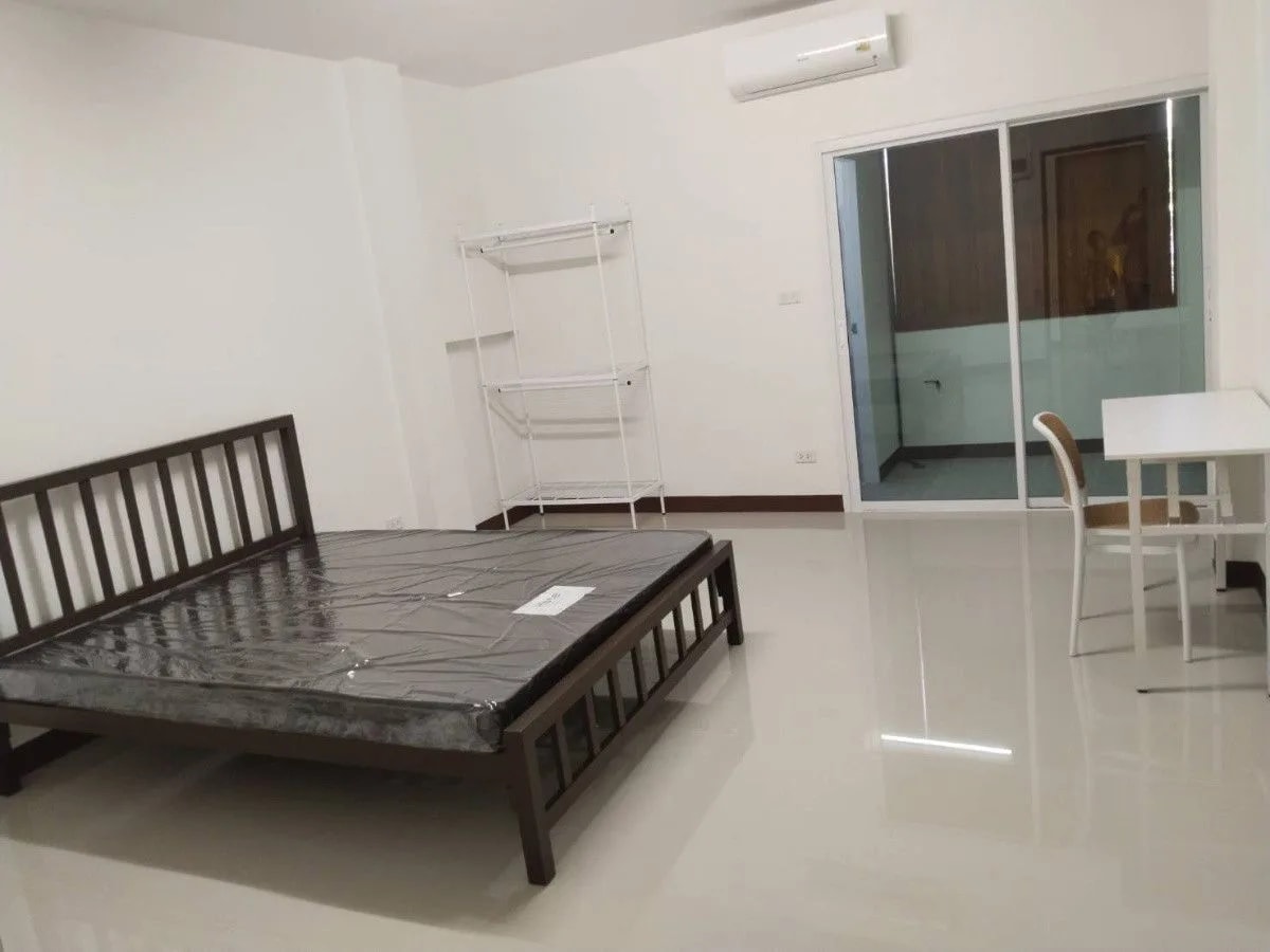 Kasemsann Apartment, Khlong 4 Khlong Luang: 넓은 발코니가 있는 신축 월세 객실, Motorway 9 인근 · 1
