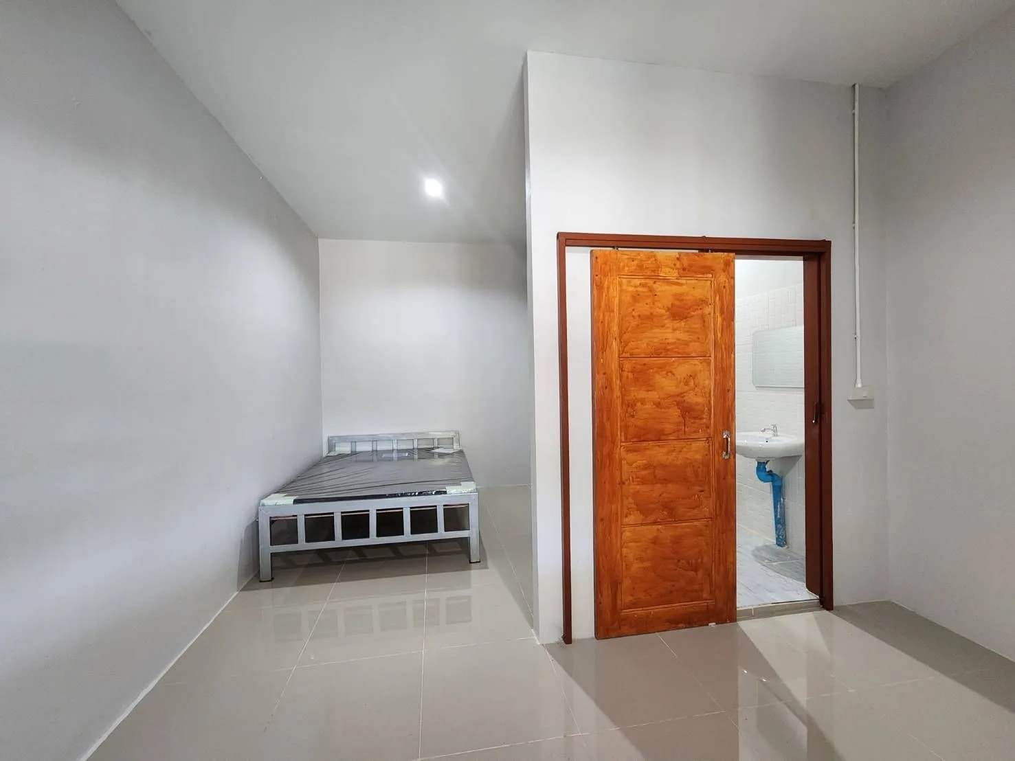 Khun Jaroon Dormitory, San Pa Tong: Monthly 24 sq.m. Dormitory Rooms behind Jampha Savemart · 1