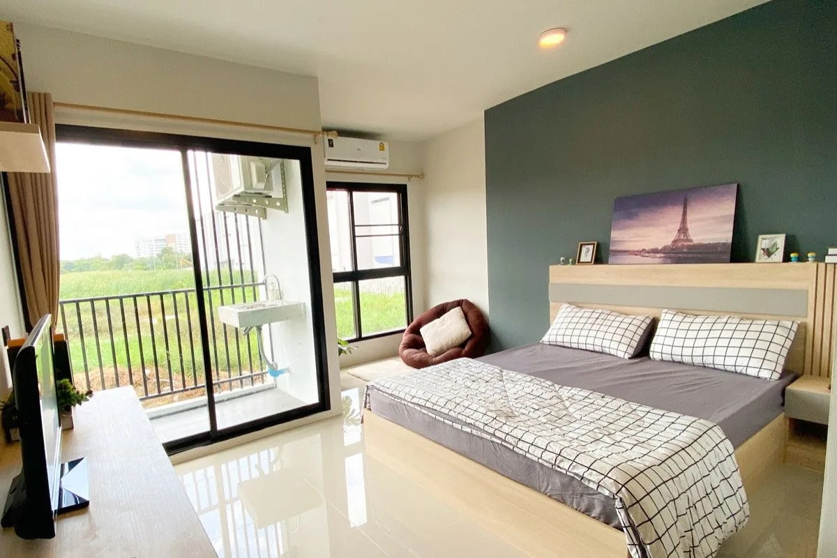 Disewakan Studio Bulanan Furnished dengan Balkon Lebar dan Kulkas Gratis di KPS Residence, Rangsit Khlong 10, di Samping Pabrik GPO · 1