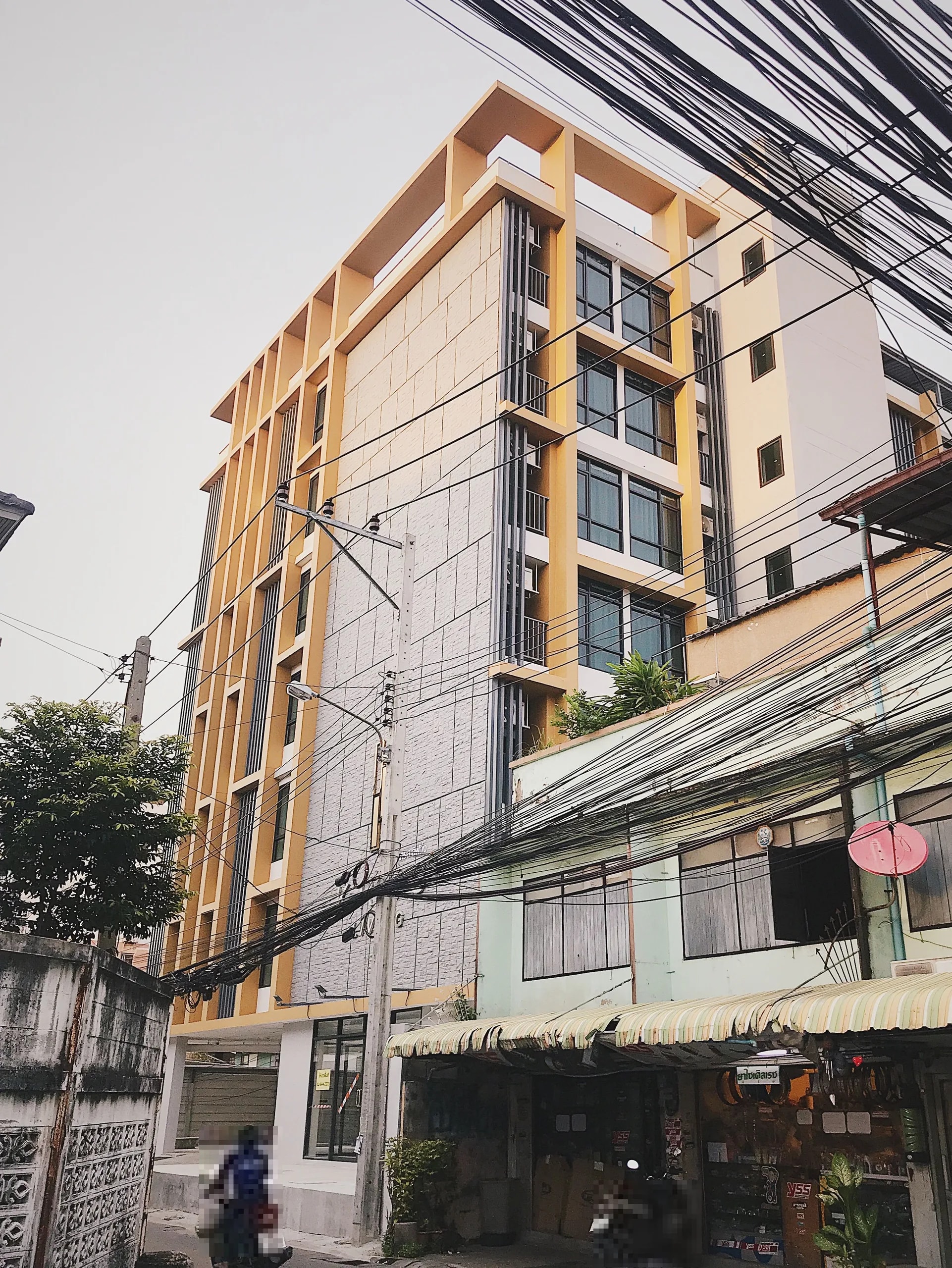 Kres Living, Soi Pracha Songkhro 14, Din Daeng : studios de 27-33.5 m² à louer au mois, à environ 600 m de la station MRT Thailand Cultural Centre · 1