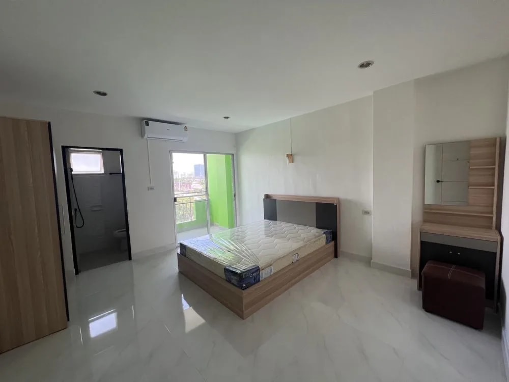Maneethong Apartment في Bang Saen: غرف شهرية مع Wi-Fi مجاني قرب سوق Nong Mon · 1