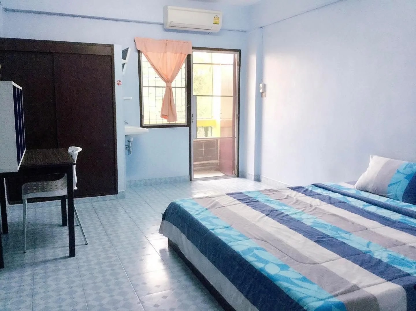 Muangthong-Anun Apartment في Ban Suan: غرف مكيّفة وغرف بمروحة شهرية قرب Thai Watsadu Chonburi · 1