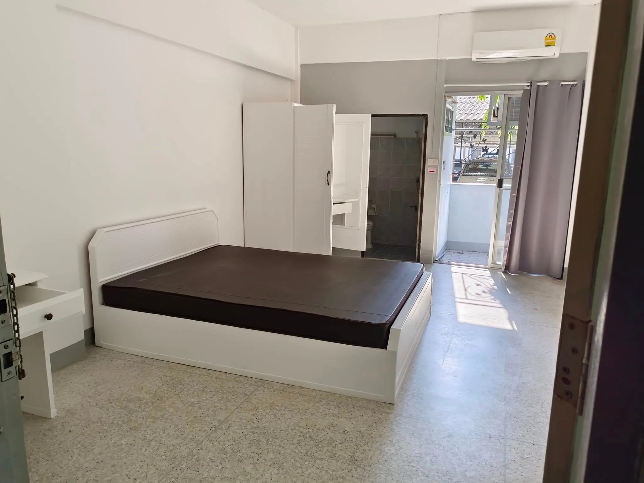 P Apartment, Charan Sanitwong Road, Bang Phlat: Zimmer mit 25 m² zur Monatsmiete an der Hauptstraße mit überdachtem Parkplatz, nahe Yanhee Hospital · 1