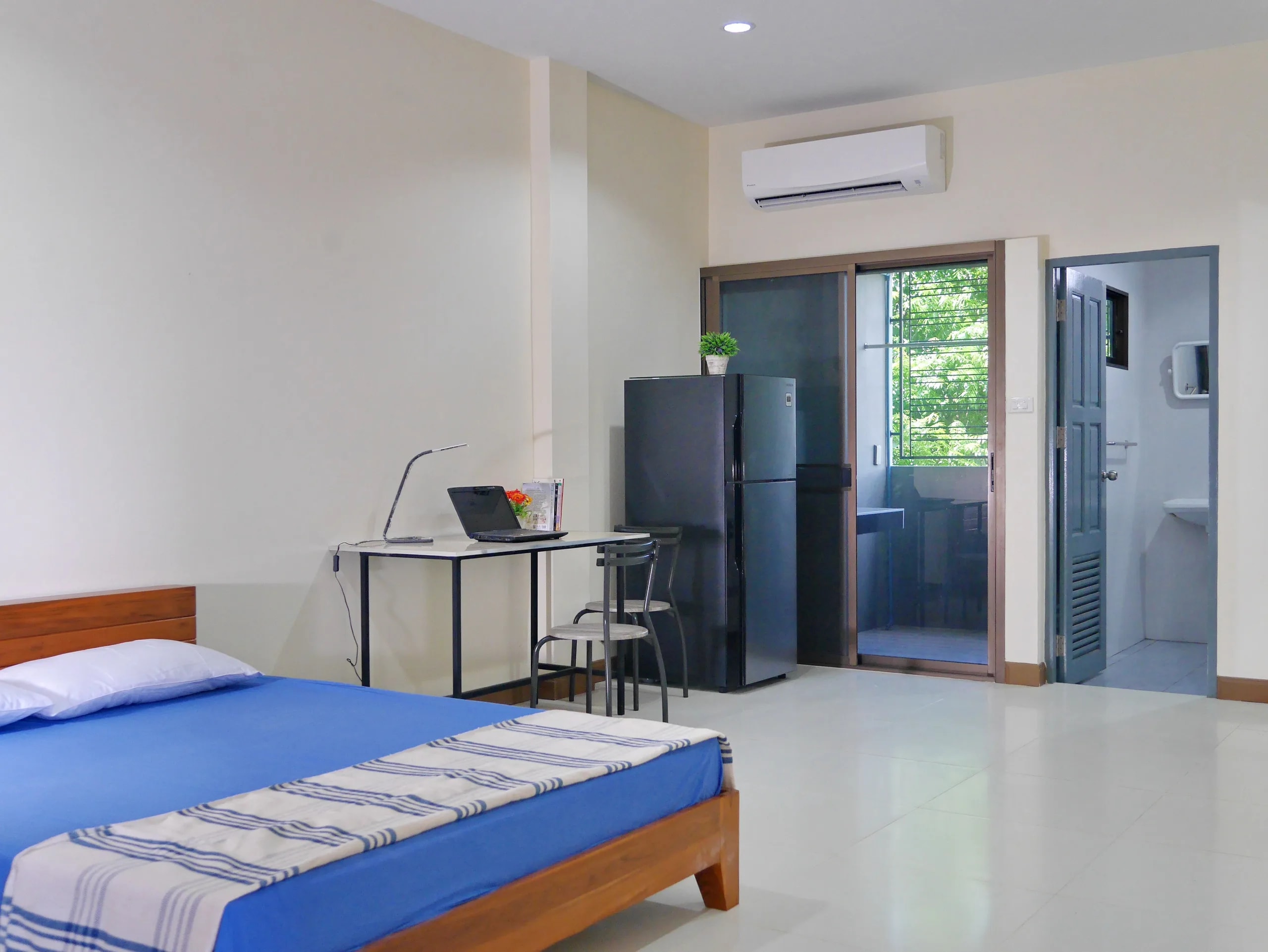 PB Apartments, Krathum Baen: मासिक किराए पर 32 वर्ग मीटर के फ़र्निश्ड कमरे, बीच में बगीचे के साथ, Wat Nang Sao के पास · 1