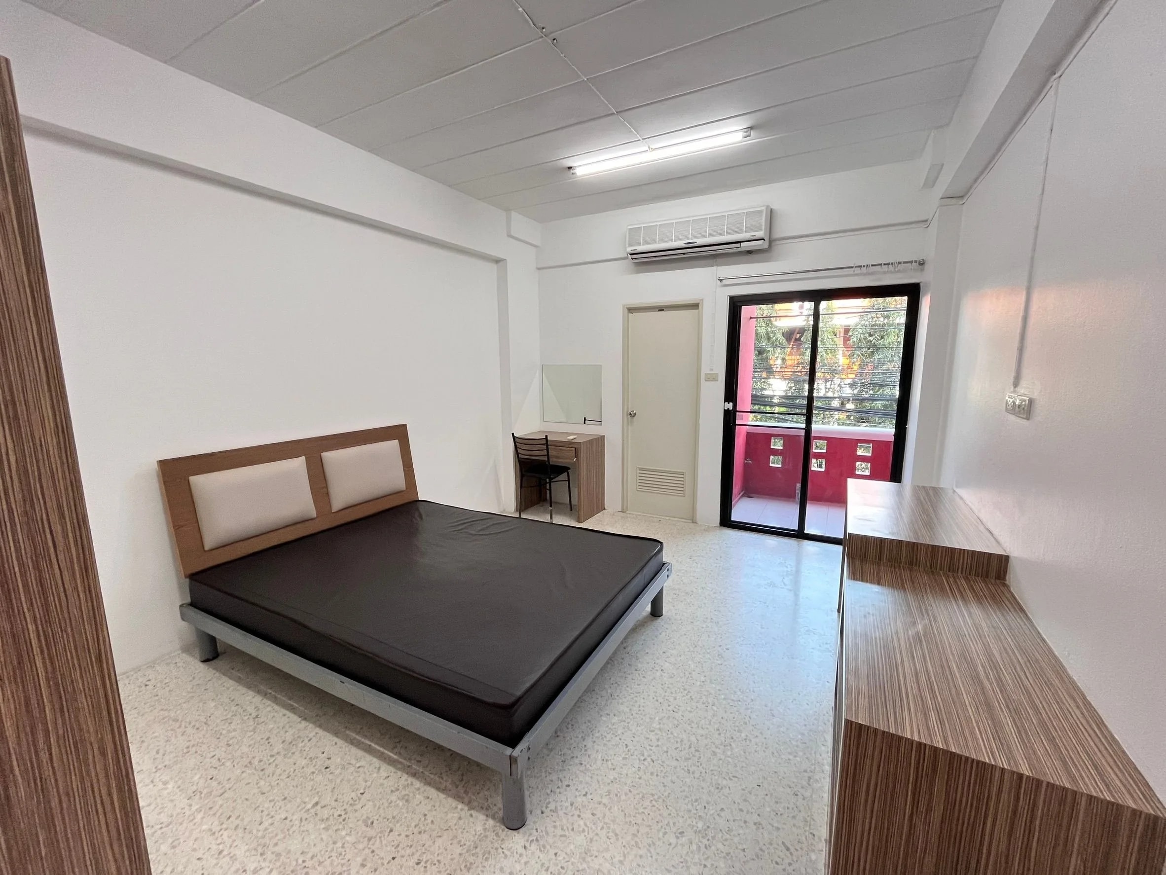 Perfect Apartment, Soi Prachachuen-Nonthaburi 8: Zimmer zur Monatsmiete mit Balkon und 7-Eleven im Erdgeschoss, nahe der Dhurakij-Pundit-Universität · 1