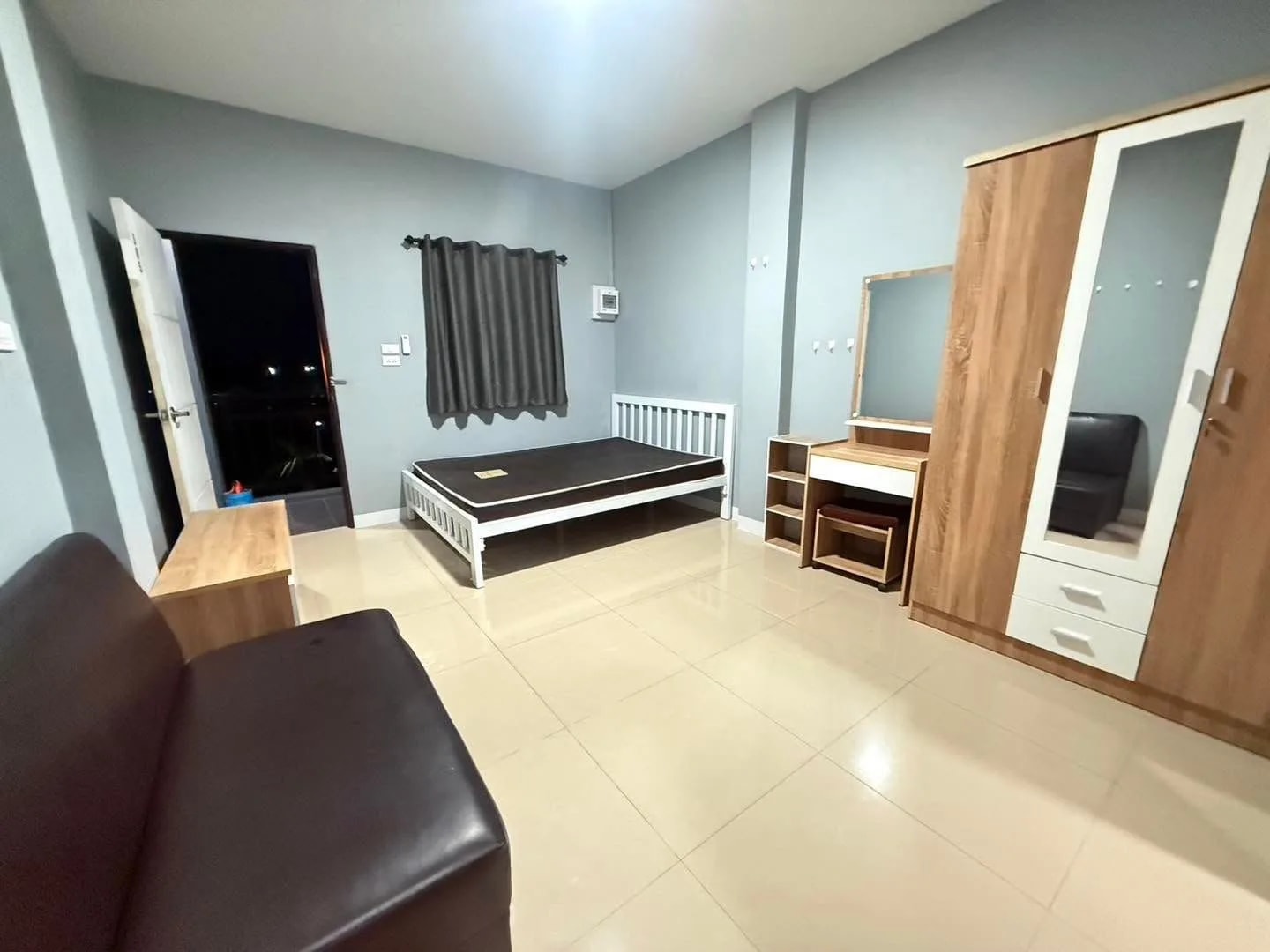 ภูมิภิญญ์ เพลส บ้านบึง หอพักห้องแอร์รายเดือน ไม่มีค่าส่วนกลาง ใกล้โลตัส บ้านบึง · 1